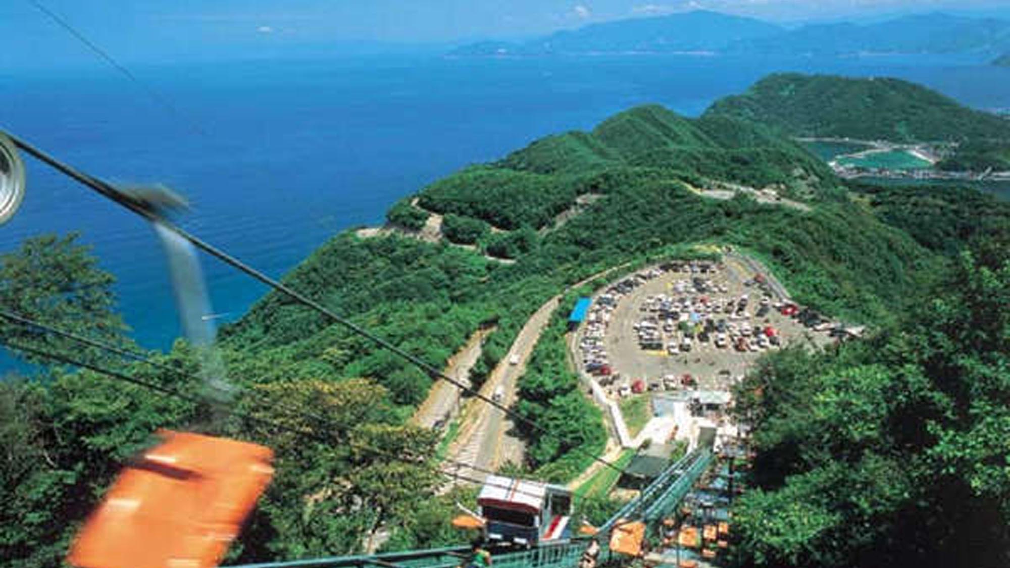 梅丈岳を縫うように走る【レインボーライン】五つの湖と日本海を一望できる最高のドライブコース。