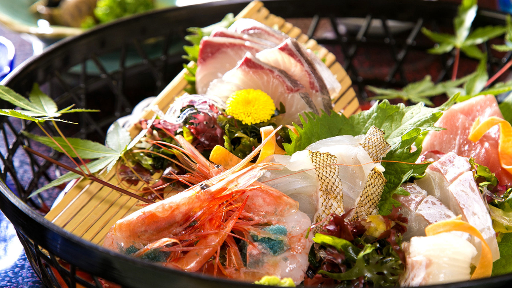 新鮮刺身★敦賀の市場には色々なお魚が集まります。当日追加ＯＫのおすすめボードメニューもお楽しみに