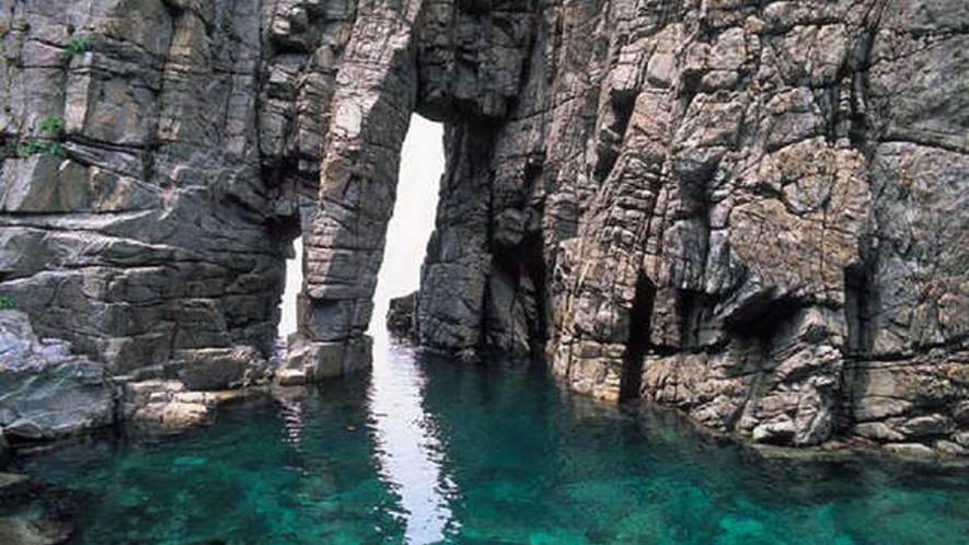 【蘇洞門】日本海の荒波によって作られた奇岩、洞門、洞窟が６kmにわたり続く。