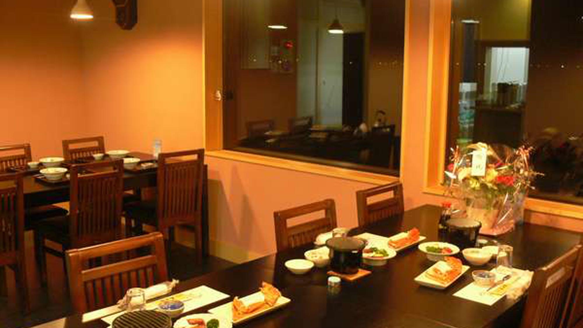 落ち着いた印象のイス席も、、、敦賀湾の漁火を見ながら美味しいお食事をどうぞ♪（事前にテーブル指定可）