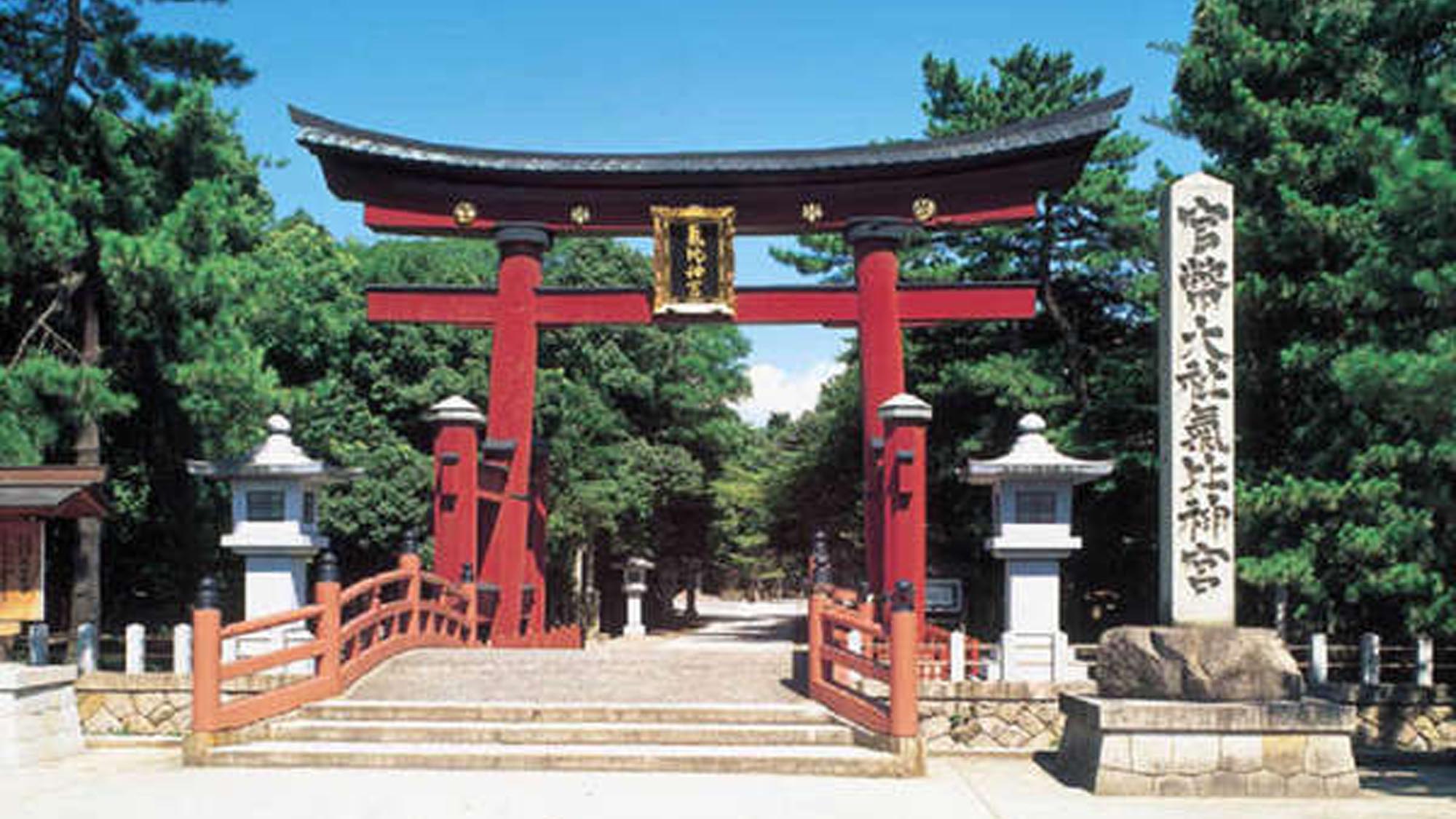 敦賀っ子には「けいさん」と呼ばれて親しまれている【気比神宮】日本三大鳥居のひとつ、約１０分。