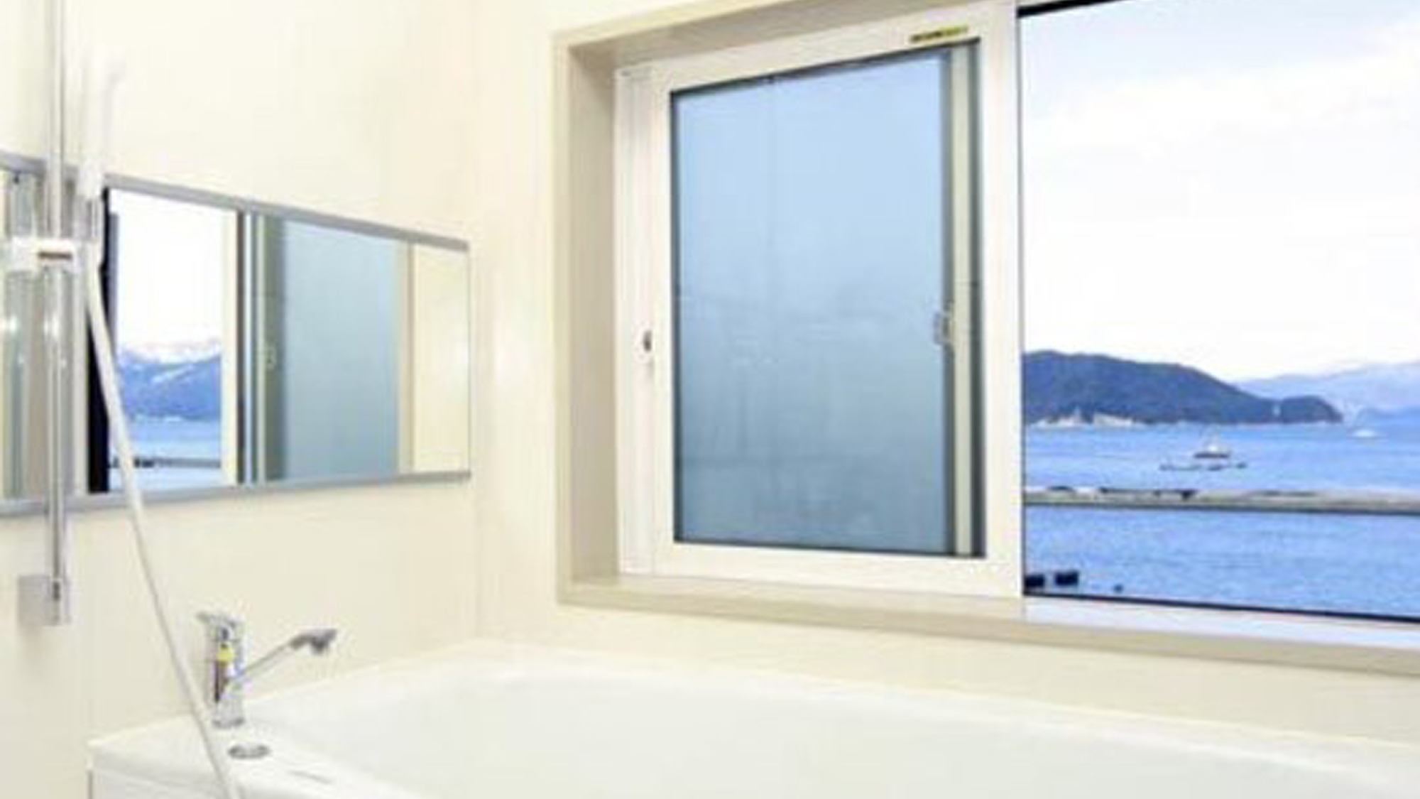 展望風呂付きの≪月の間≫　浴室から敦賀湾が眺められる造りです。