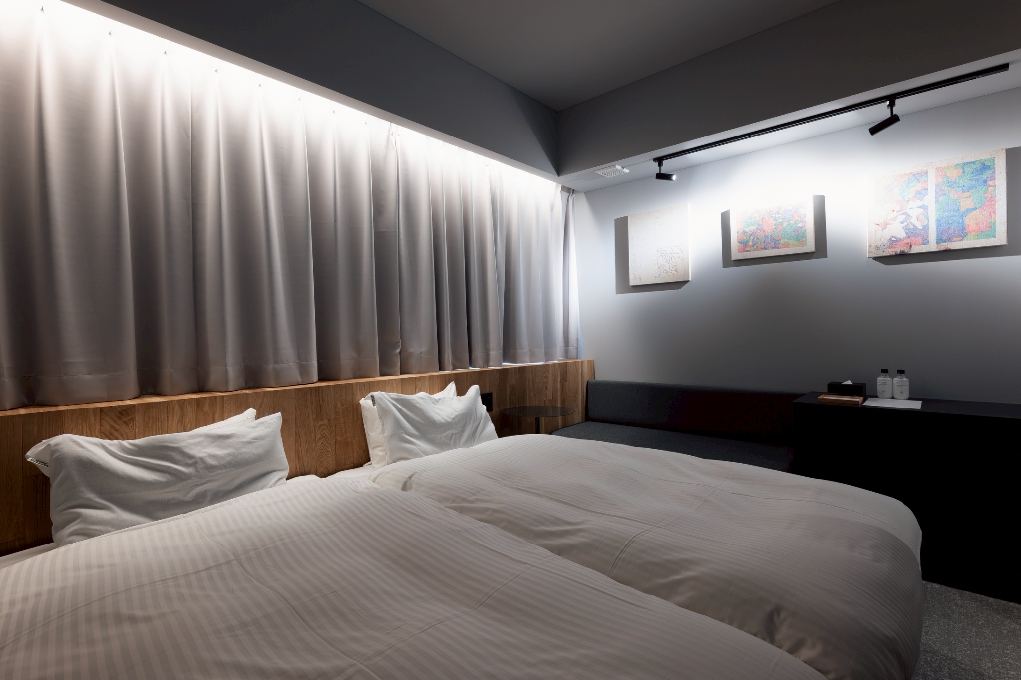 No.1330の客室は、昼時を過ぎた13時30分のシャープな光がコンセプト。 午後の始まりに差し込む、冴えわたるような直線的な光が、空間に凛とした印象を与えます。