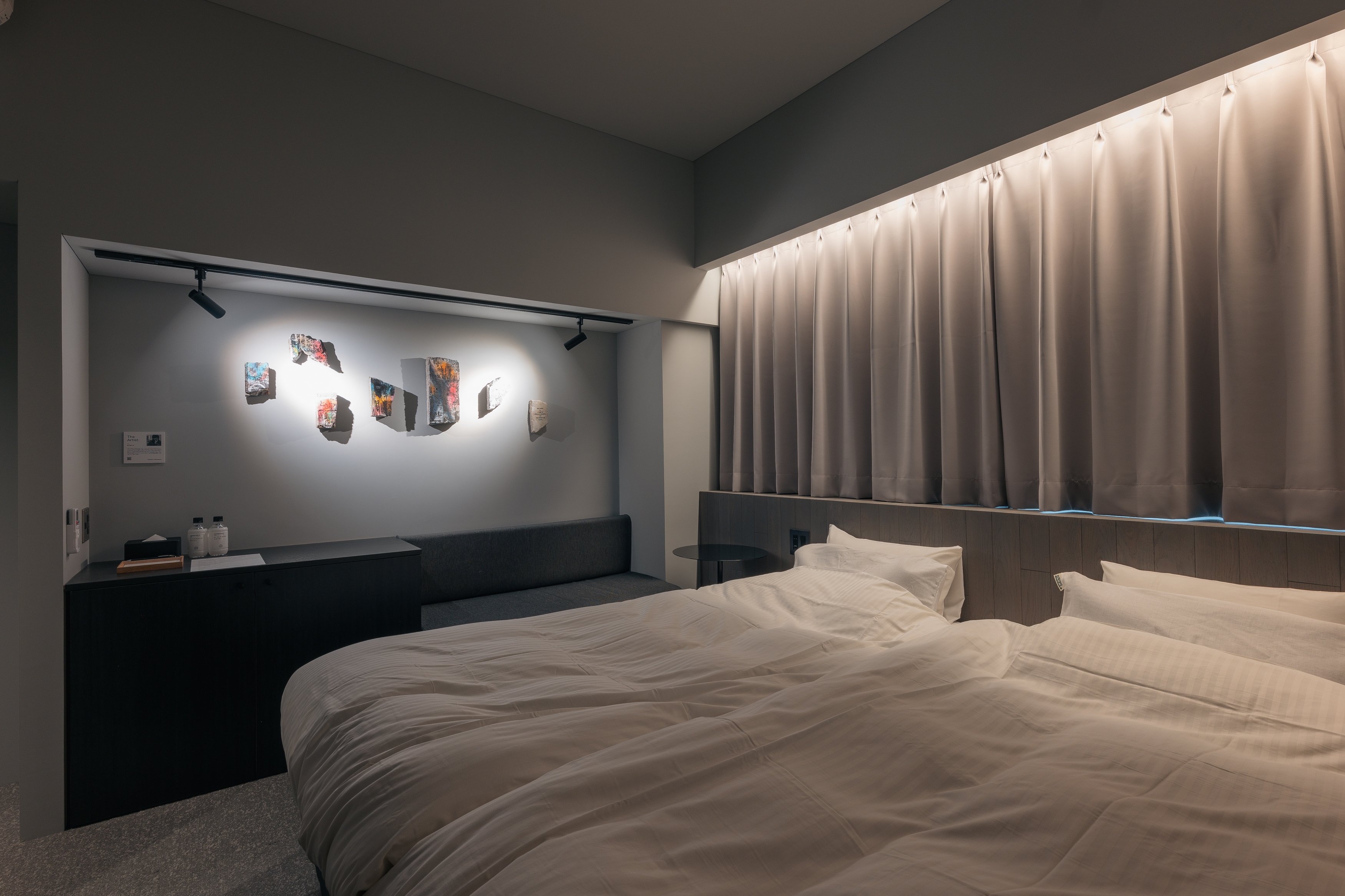 No.1230の客室は、お昼を迎えたキリッとした12時30分の光がコンセプト。 陽が最も高く昇る時間帯の、明るく冴えた光が空間を引き締めます。