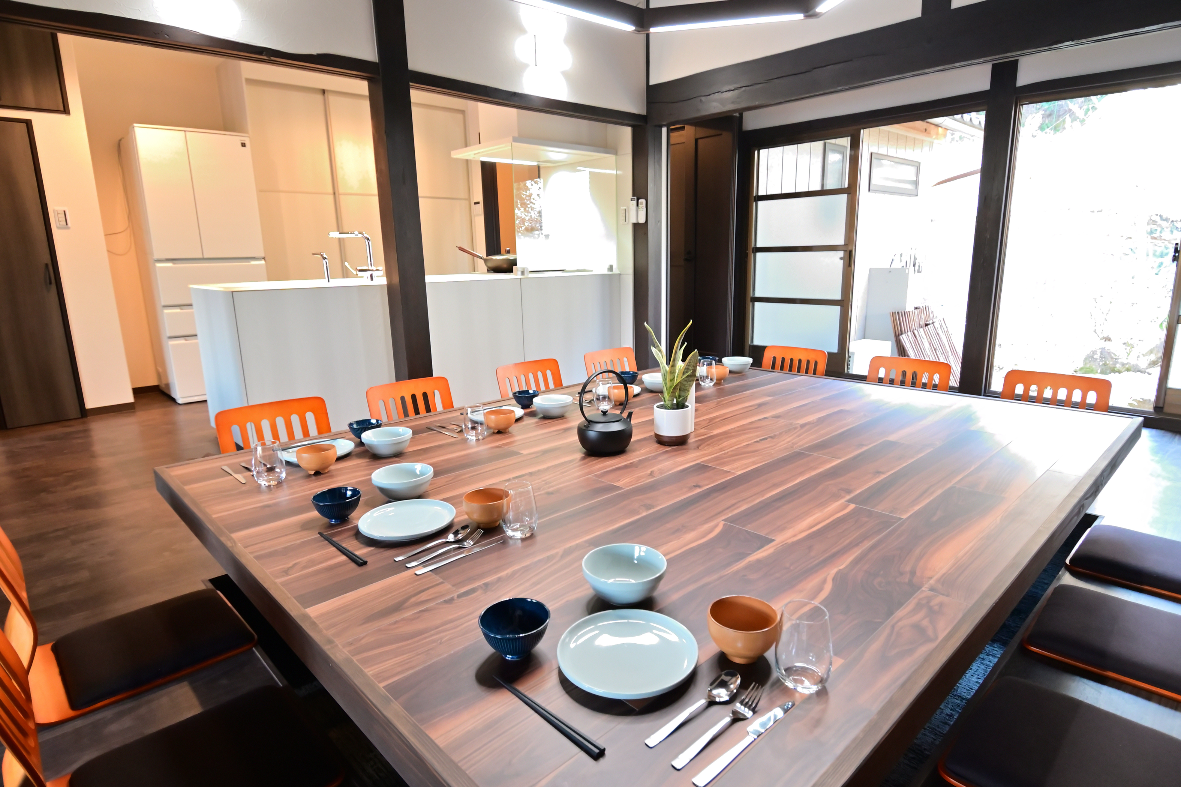 リビングに直結したダイニングも広々しており、他人数でも一つのテーブルを囲めます