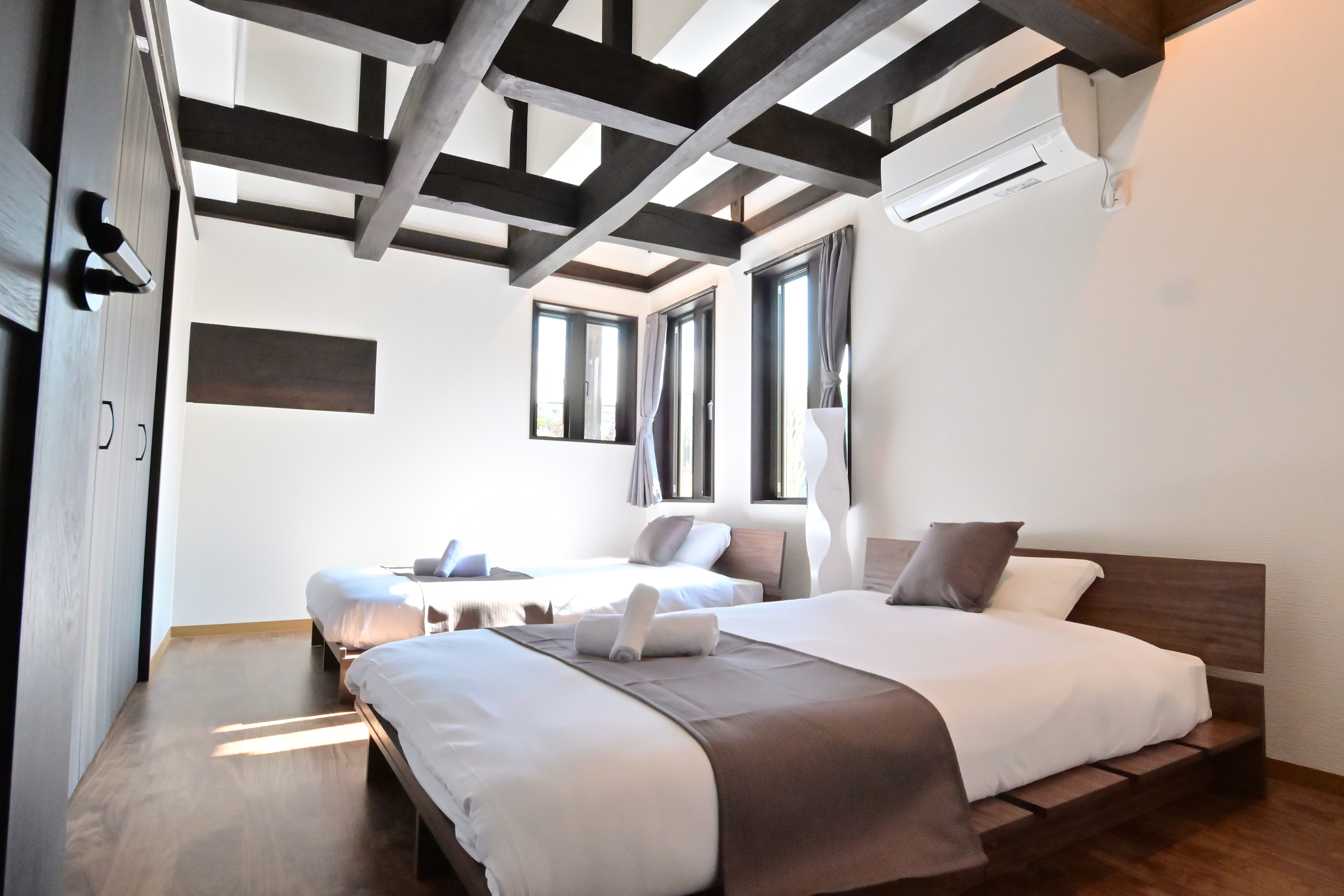 天井が高く、広々したベッドルーム