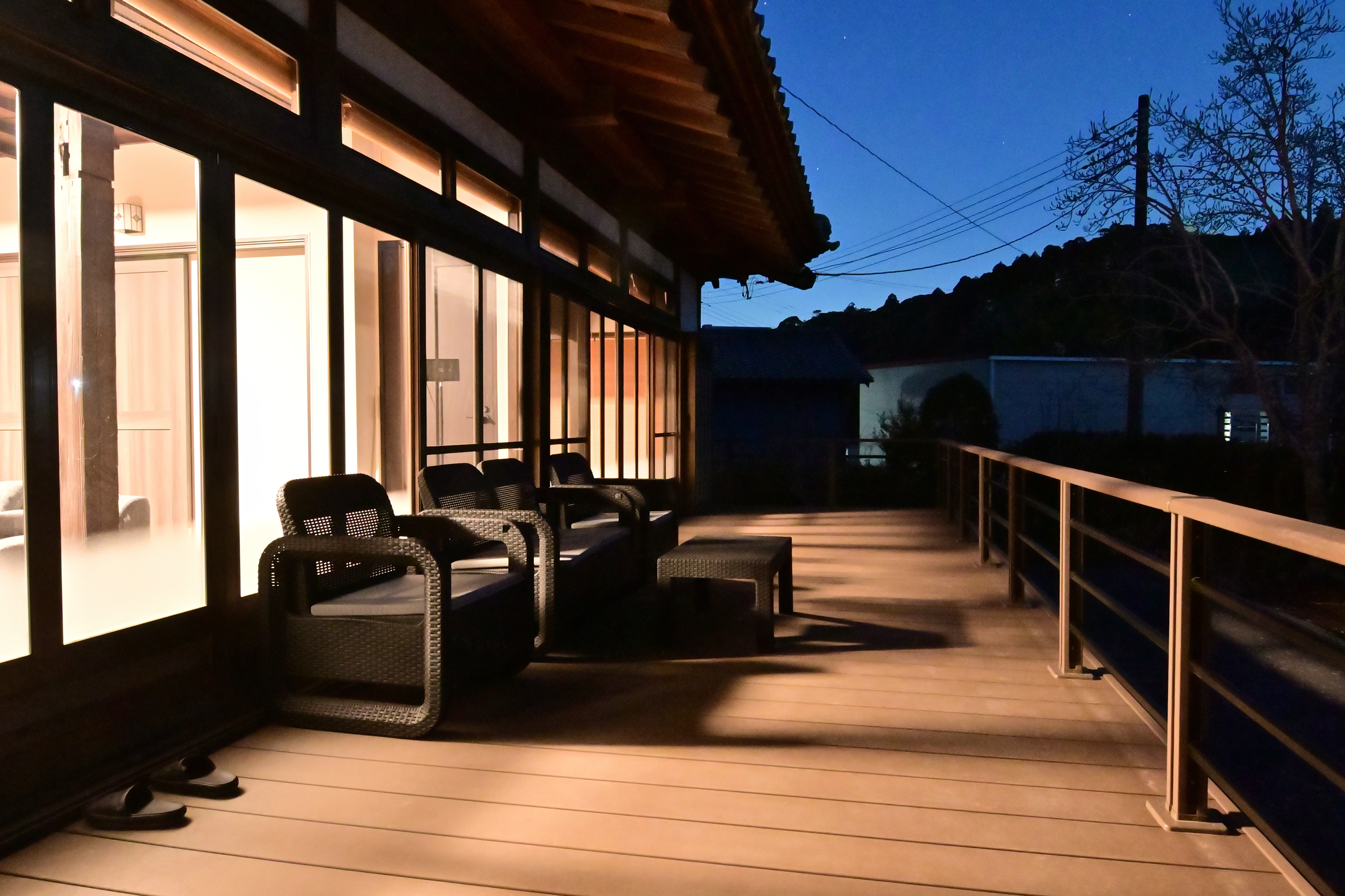 テラス（アウトドアリビング・夜間）