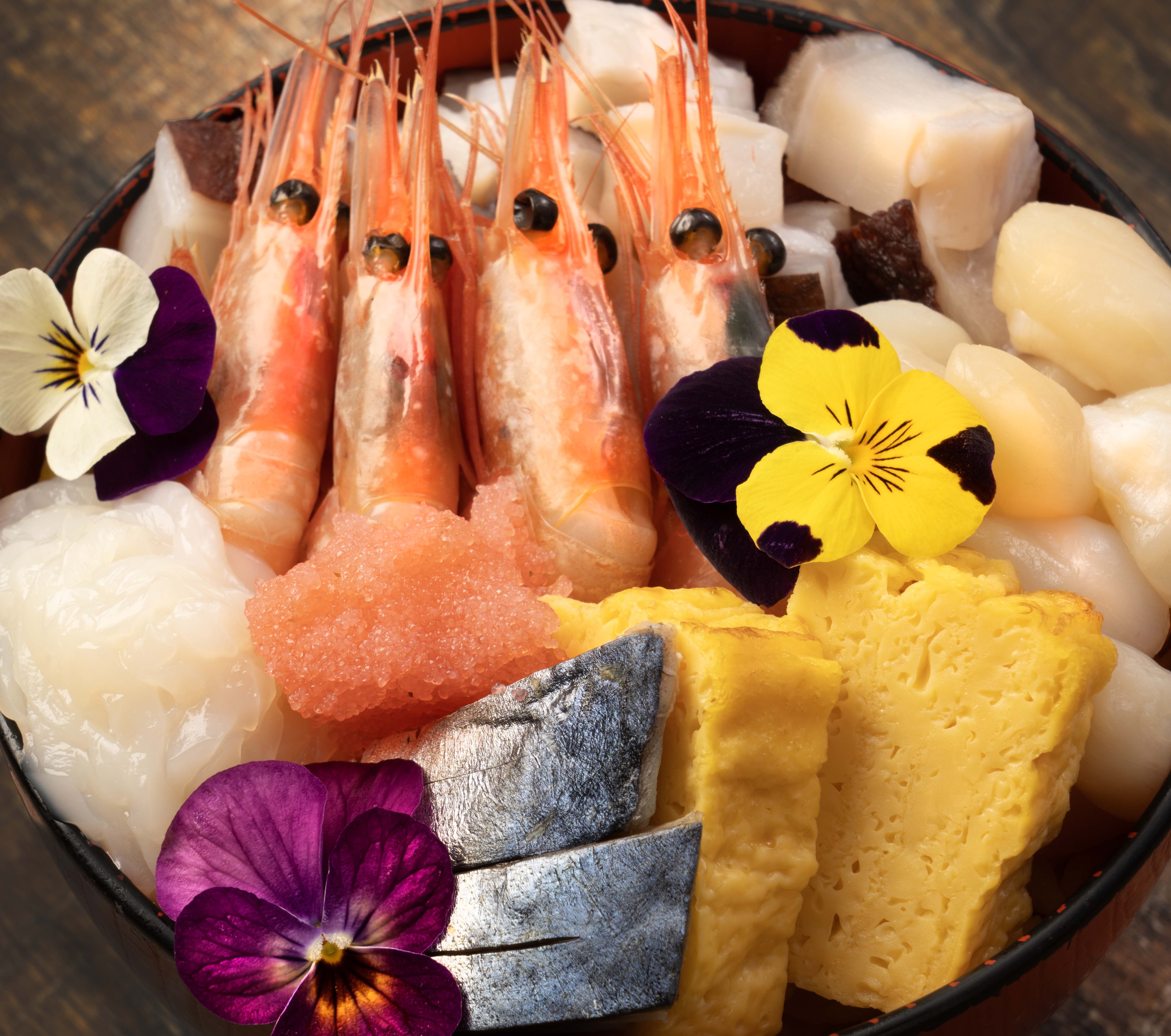 新鮮な海の幸を贅沢に盛り込んだ海鮮丼 