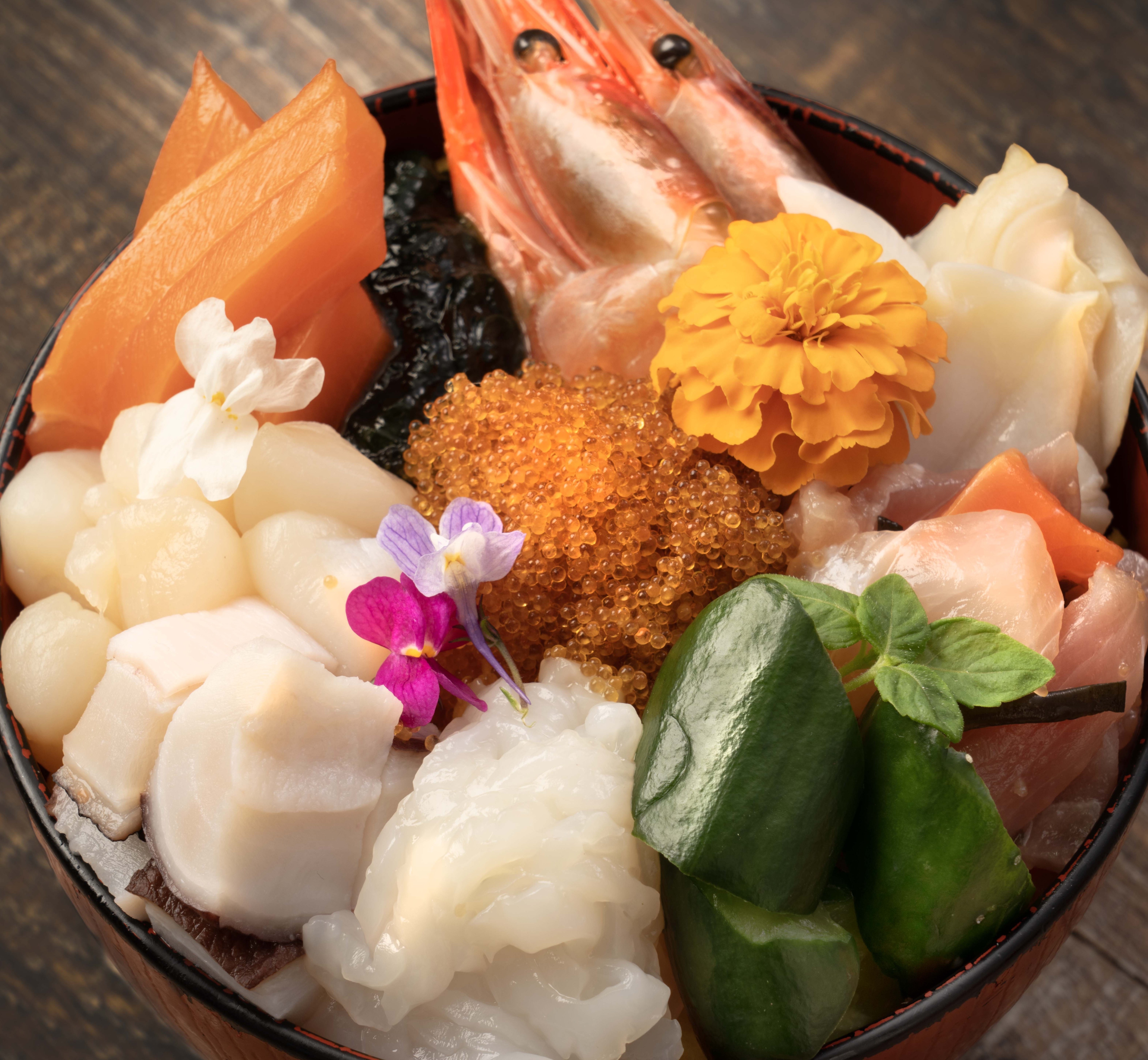 新鮮な海の幸を贅沢に盛り込んだ海鮮丼 