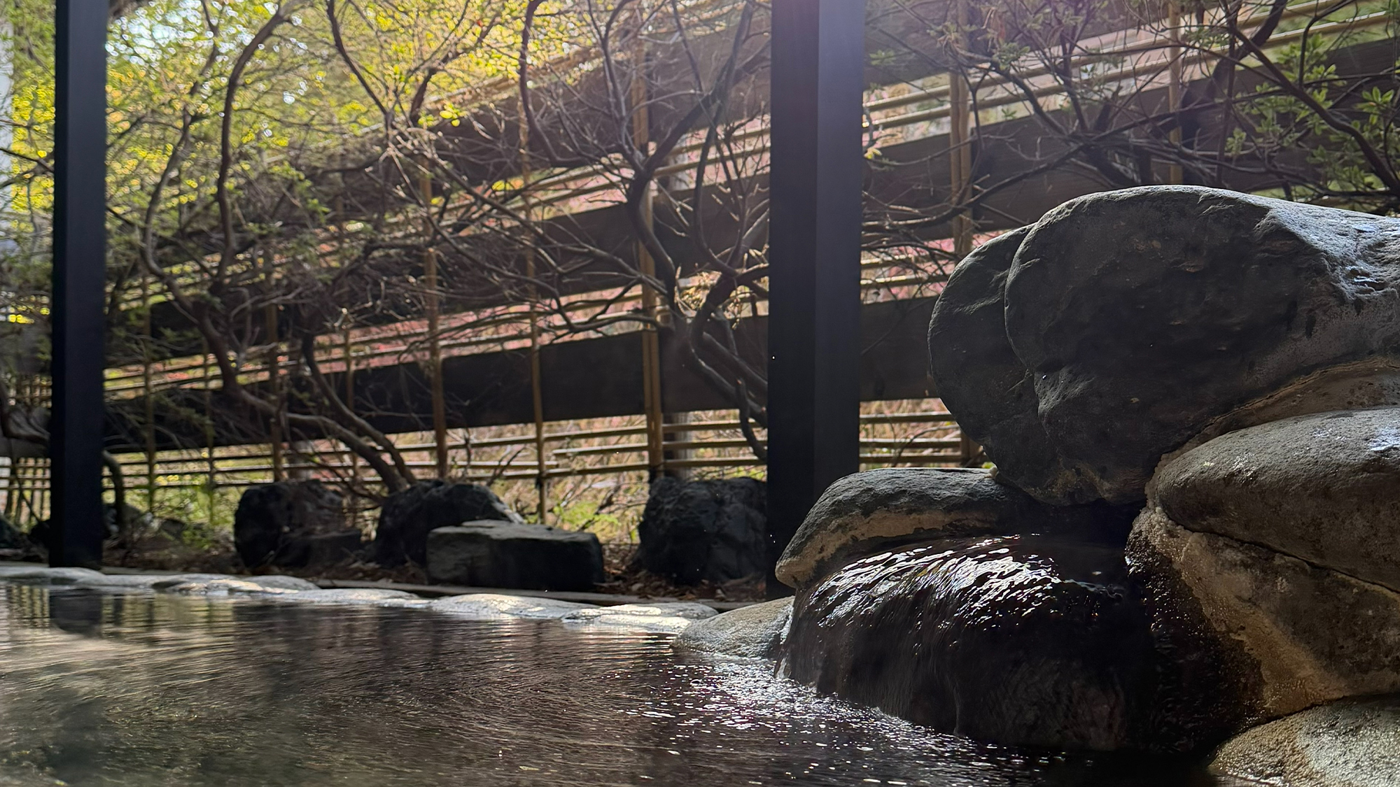 趣ある石組みの湯景