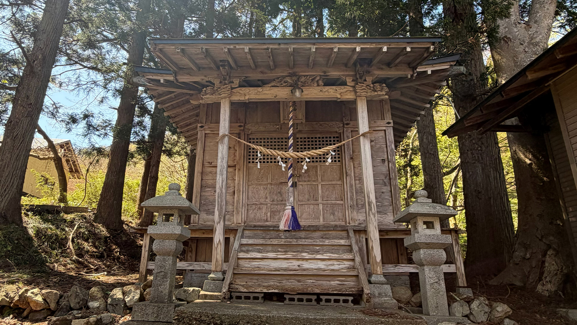 温泉神社（徒歩1分）