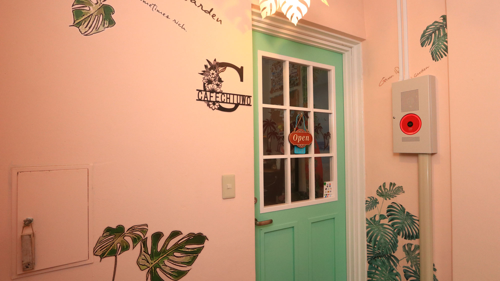 施設◆2階_カフェとフロント出入口*