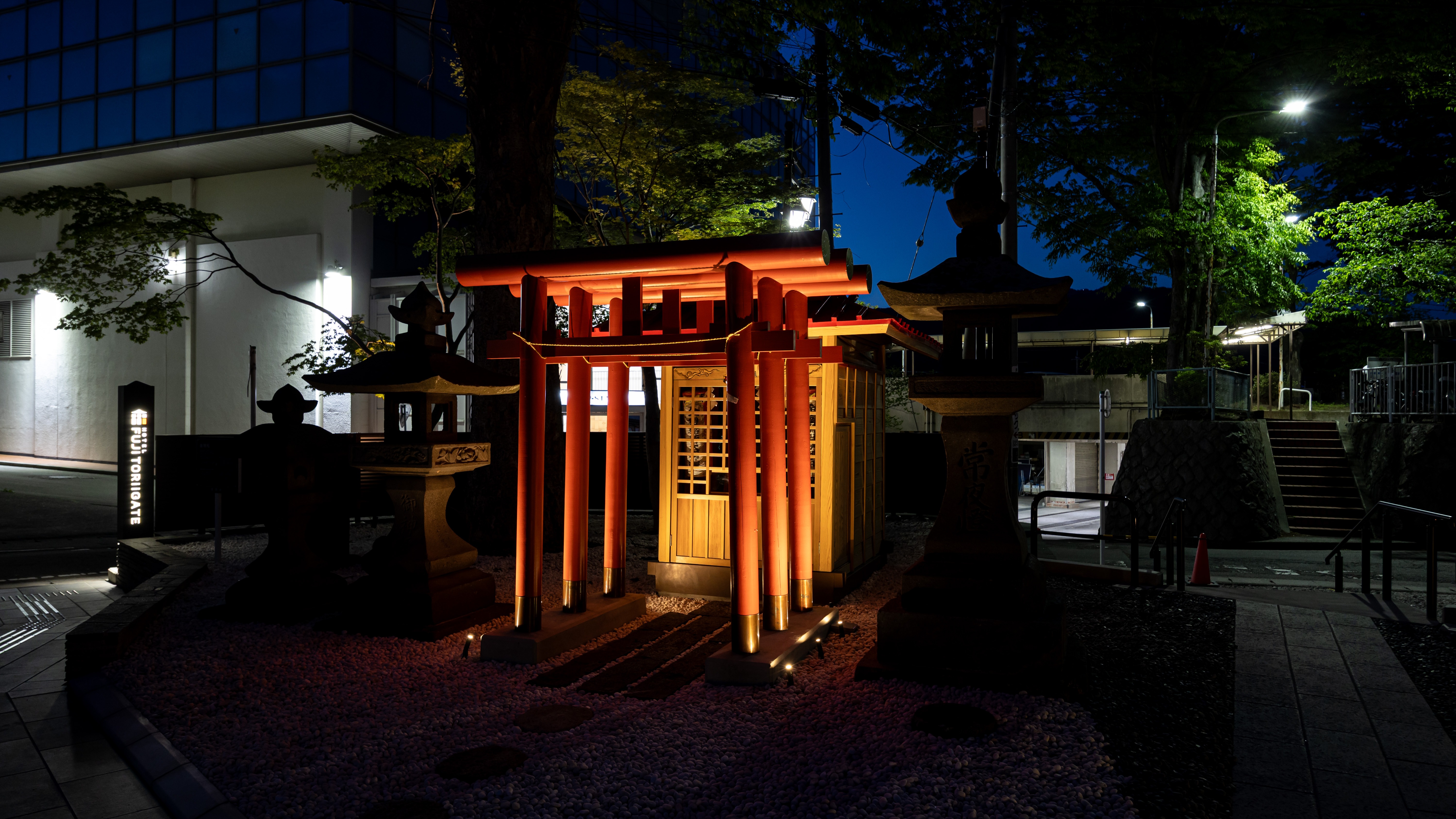 夜の「金宿稲荷社」