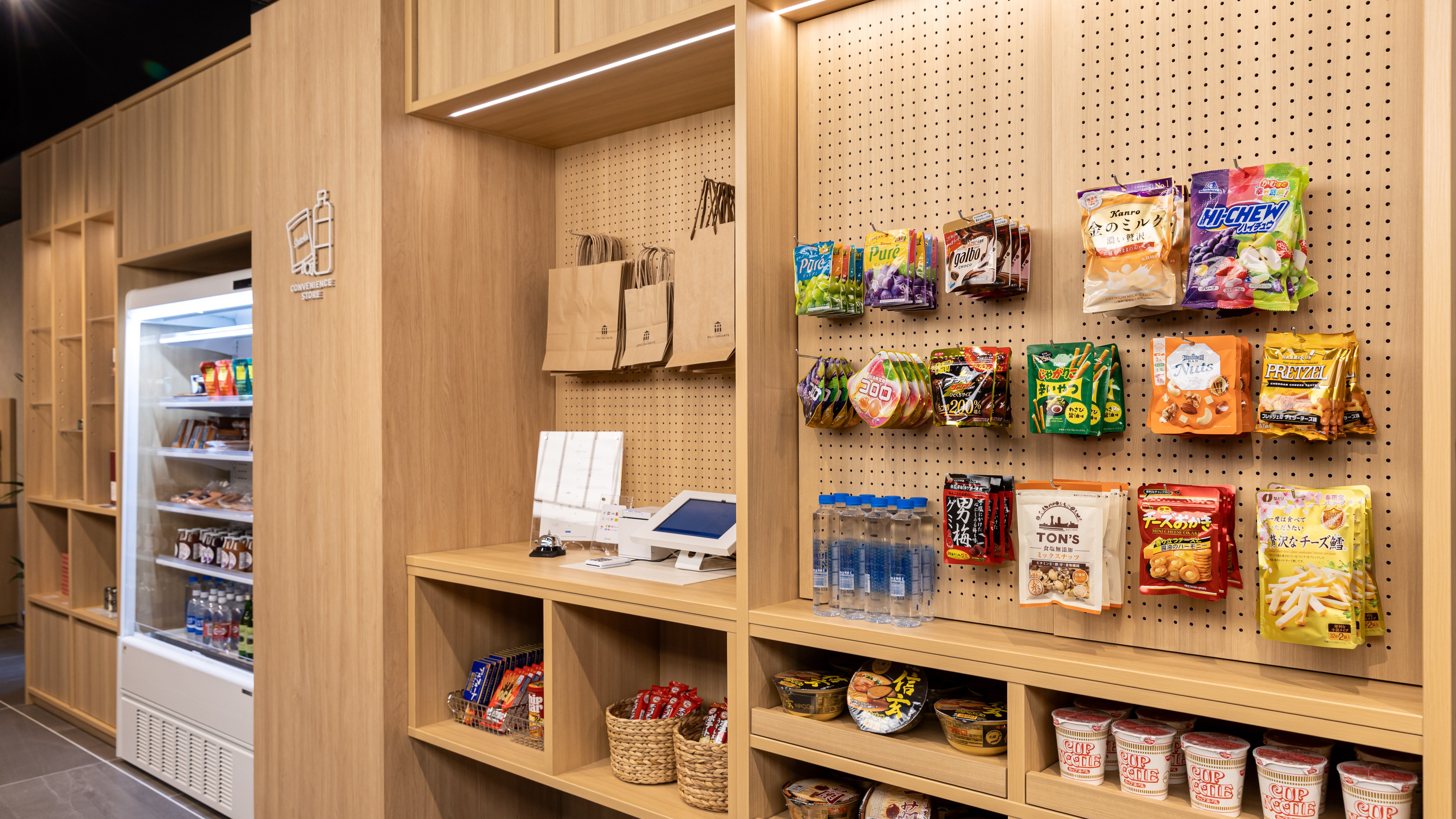 ミニコンビニ（お菓子、おつまみ、お土産、飲み物などございます）