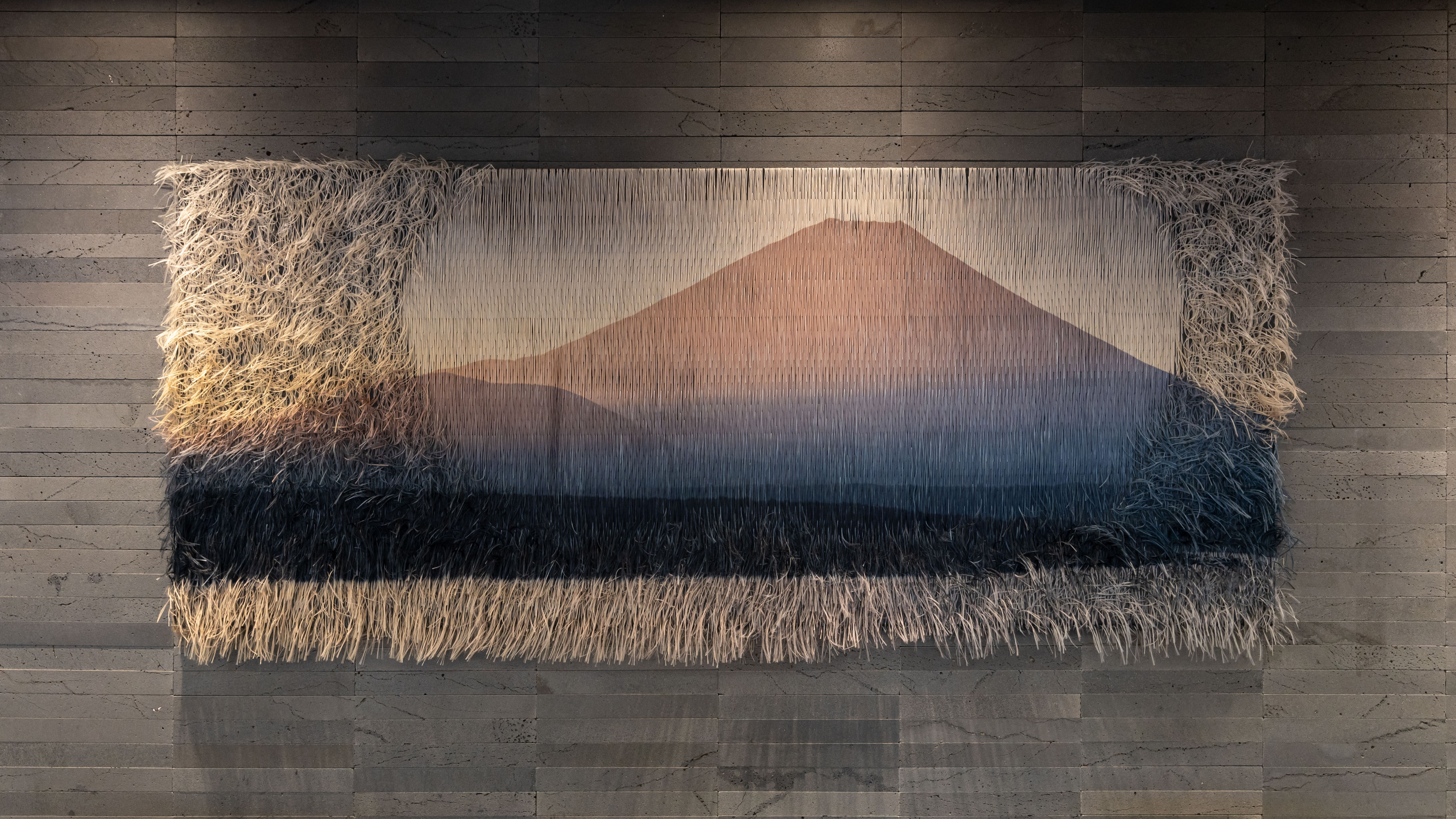 フロント後ろのアートパネルは「郡内織物」