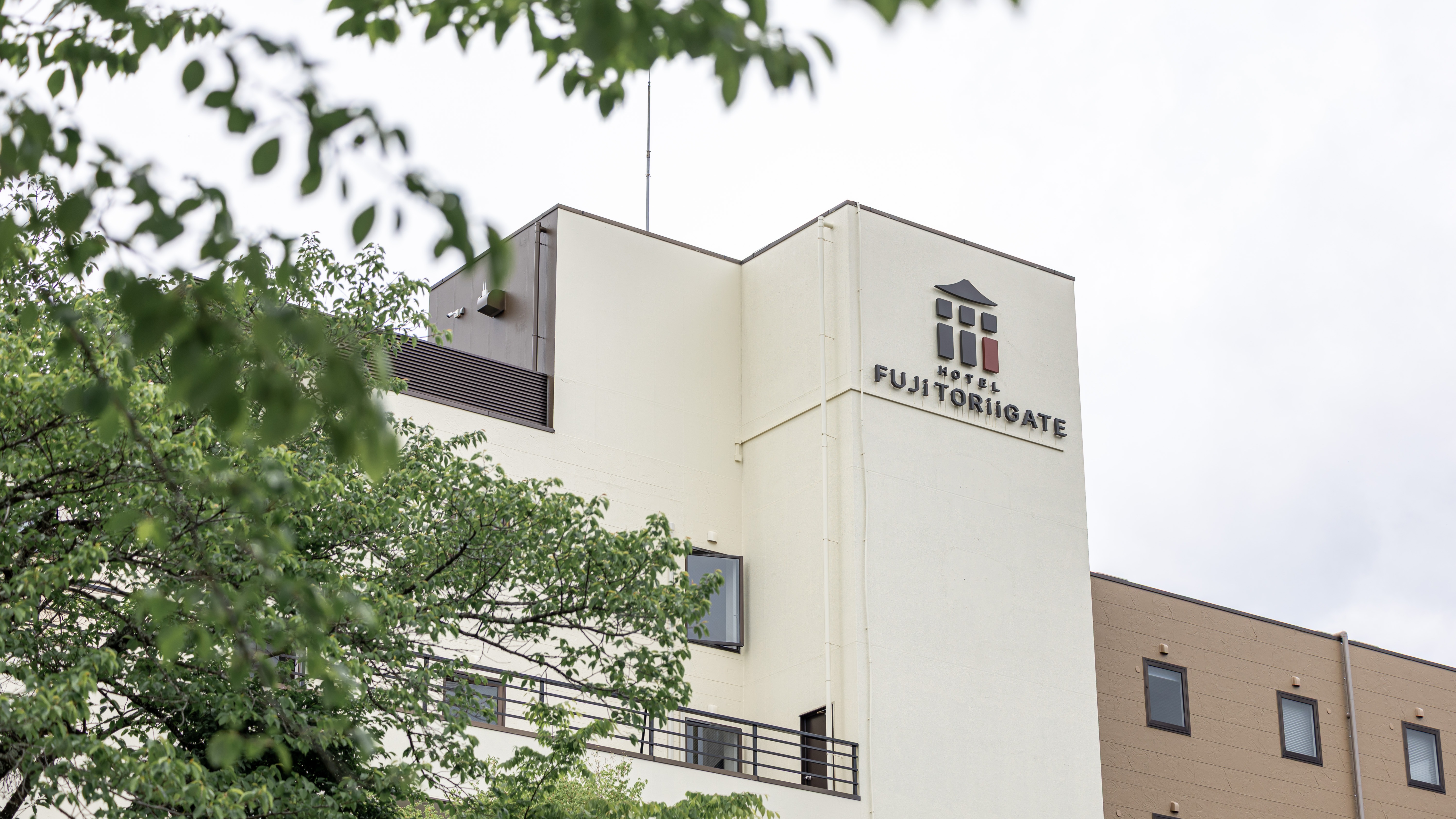 金鳥居方面から見た「HOTEL FUJi TORiiGATE」