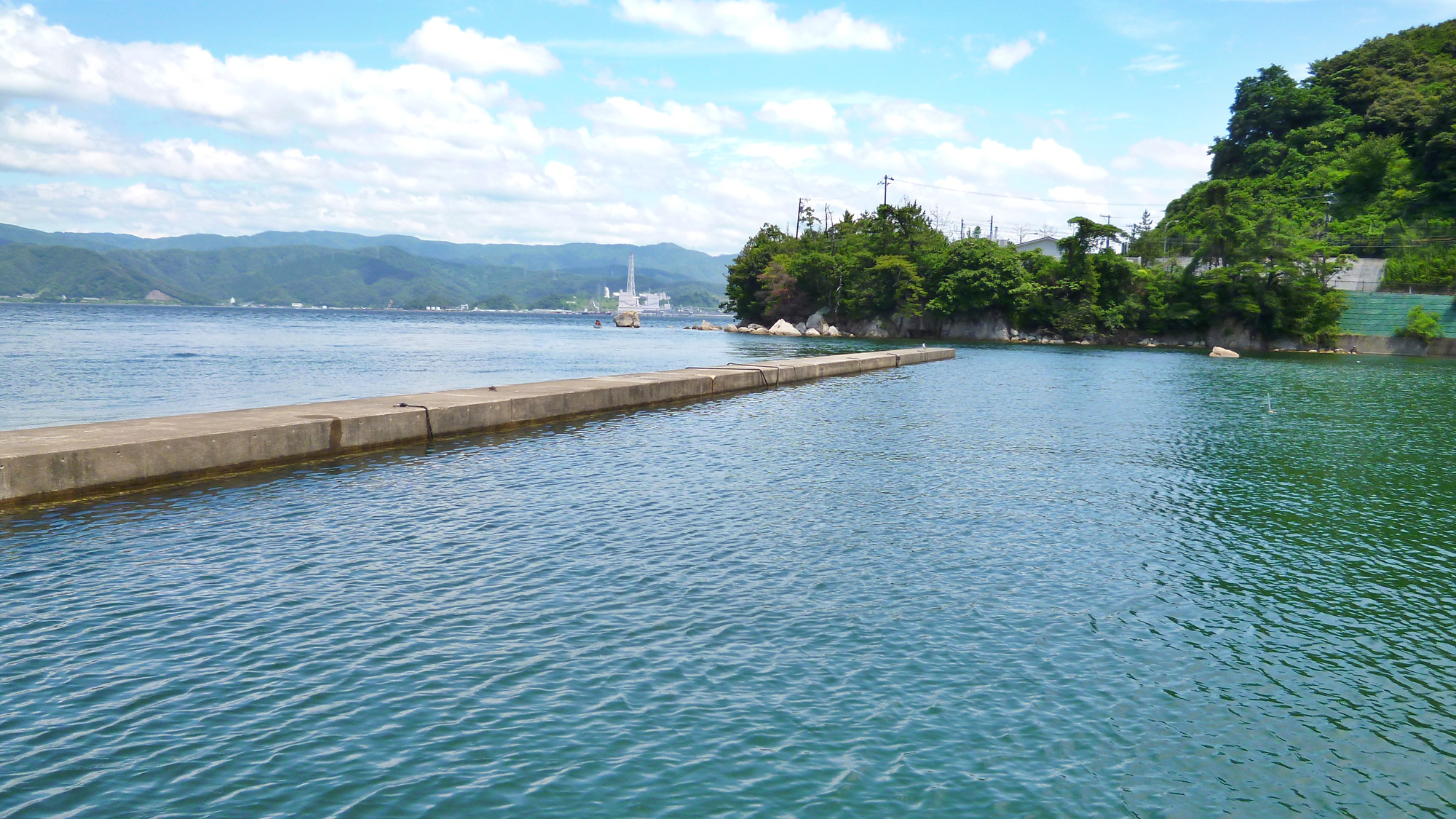 【名子堤防】沖合100メートルにあるコンクリート製一文字堤防 