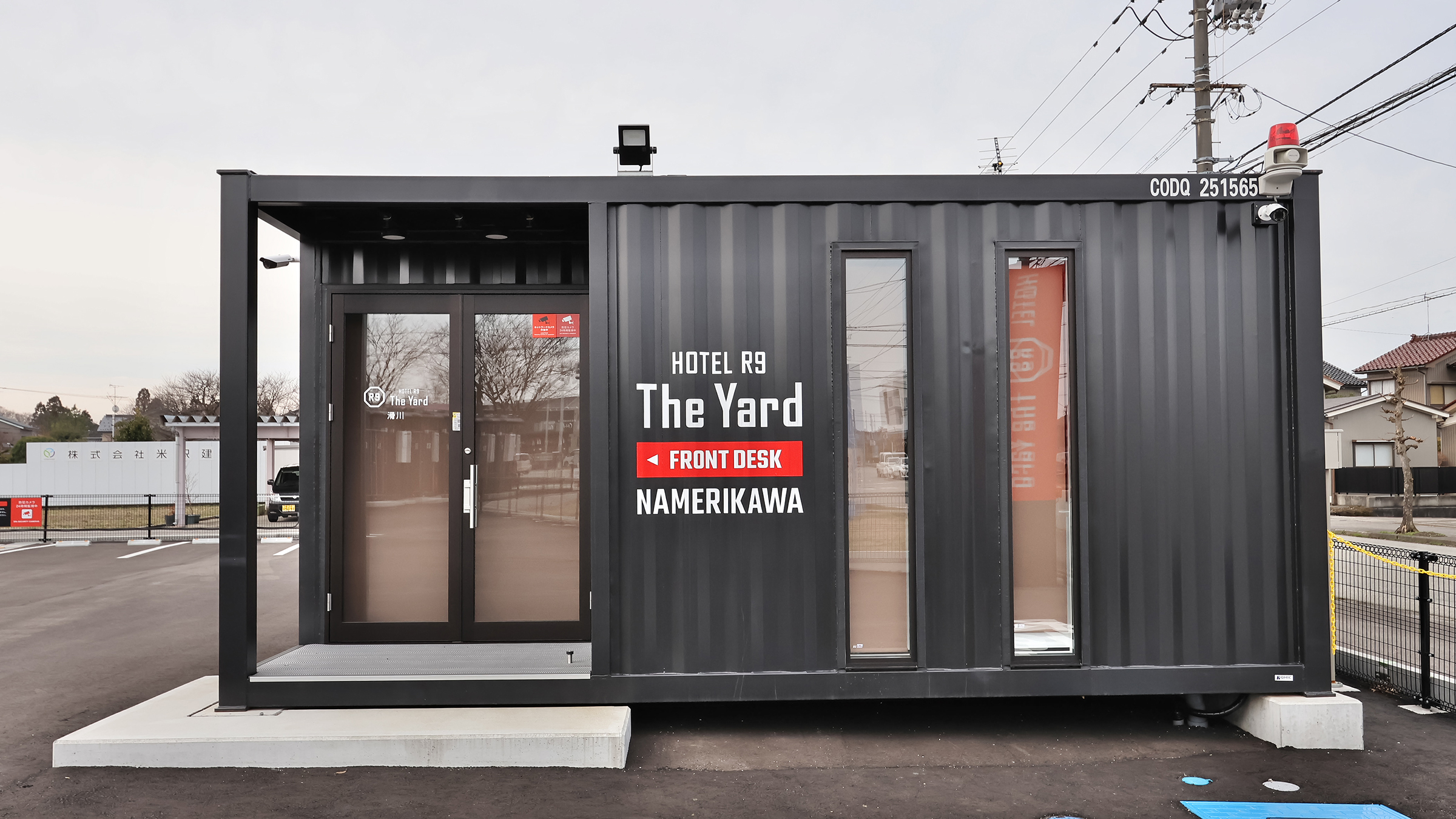 受付、ホットドリンク＆軽食（冷食食品）受け取りコーナー、アメニティーコーナーを完備。まずはこちらにお立ち寄りください！