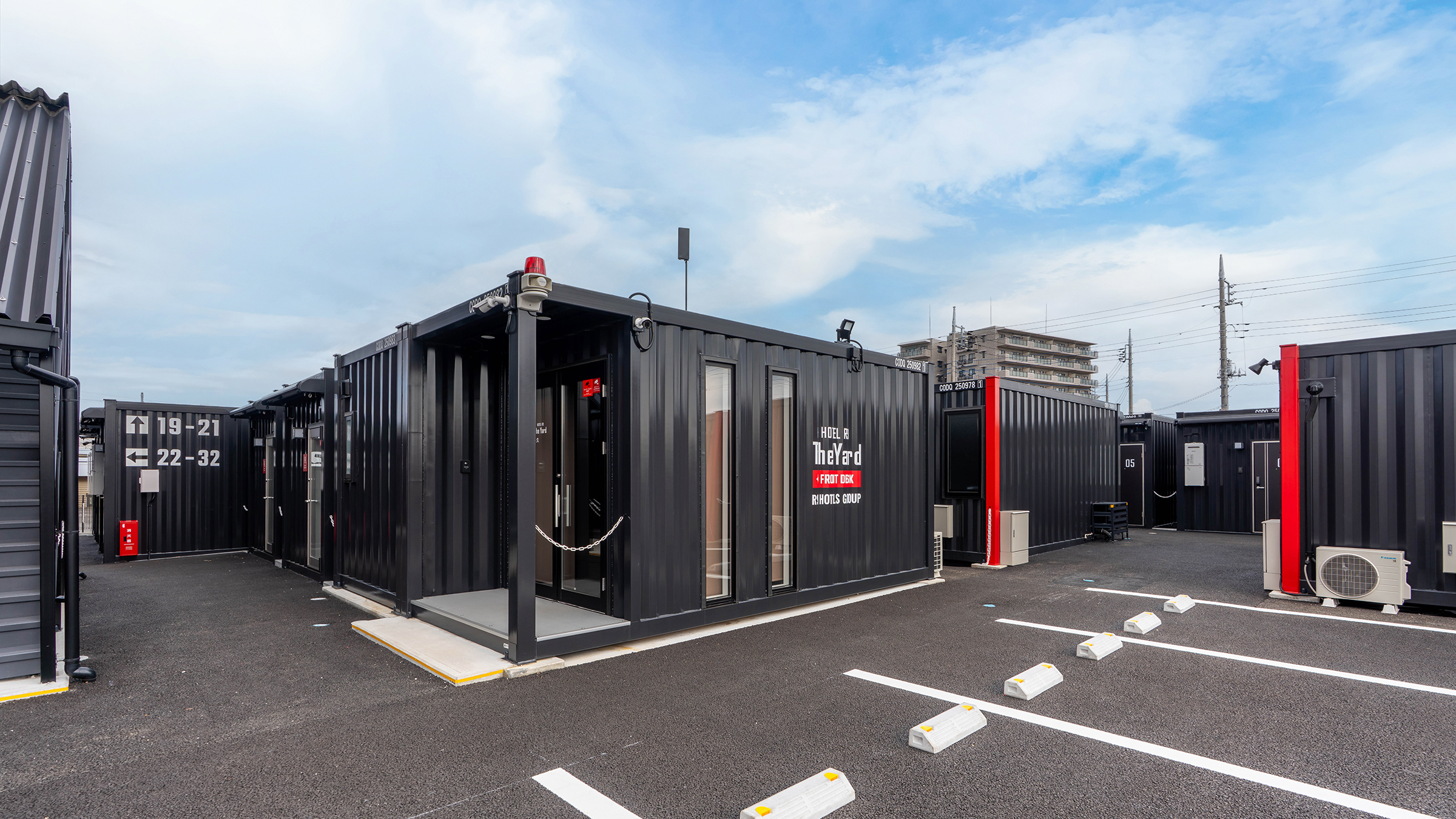 受付、ホットドリンク＆軽食（冷食食品）受け取りコーナー、アメニティーコーナーを完備。まずはこちらにお立ち寄りください！