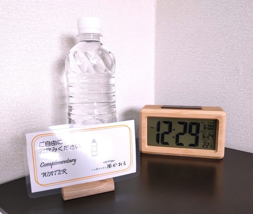 フリードリンク、時計は各部屋にあります。