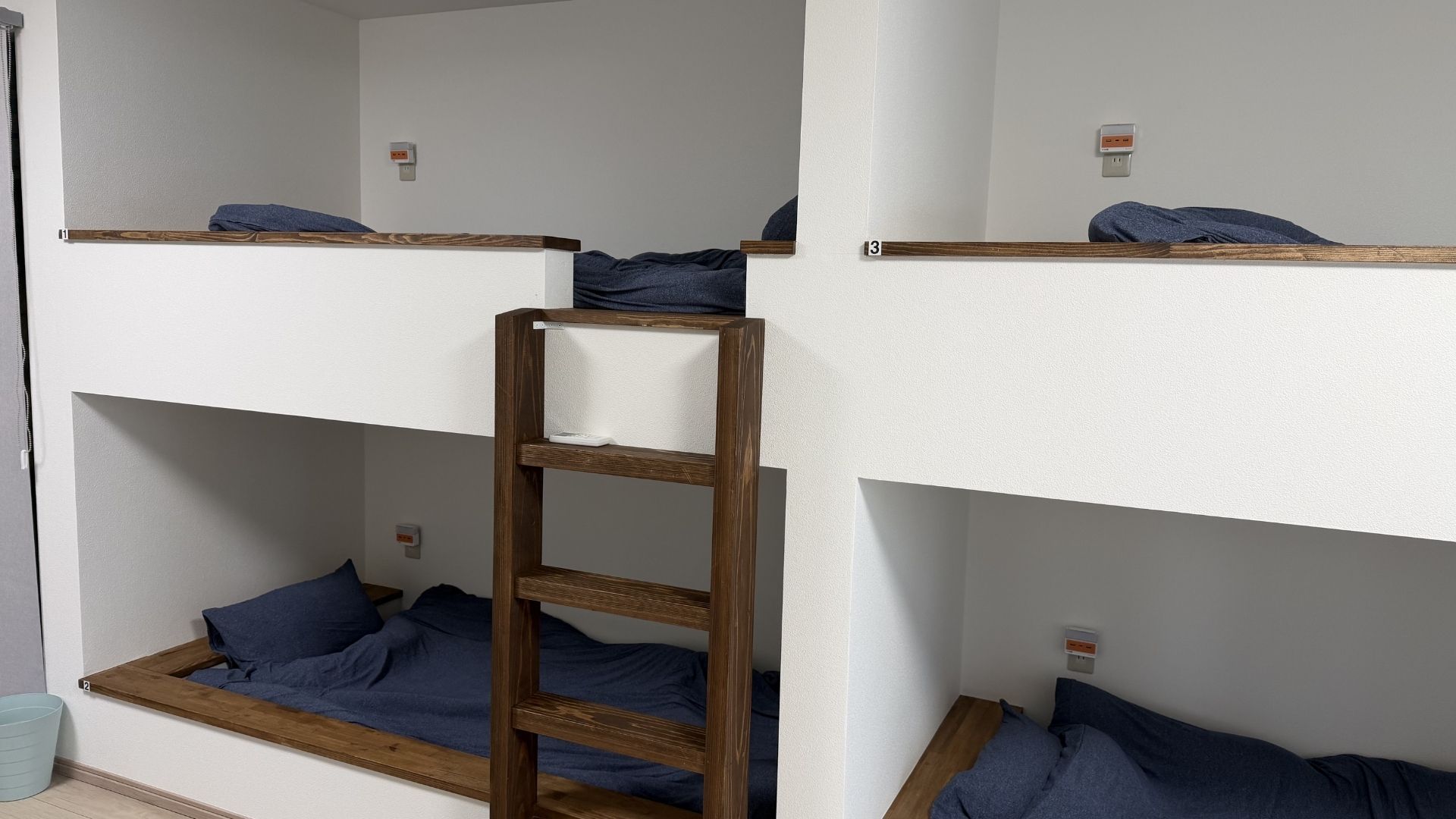 造り付けの二段ベッドで小さな基地感覚