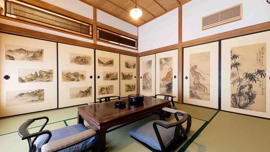 襖絵や書画に囲まれたお部屋でお寛ぎください。
