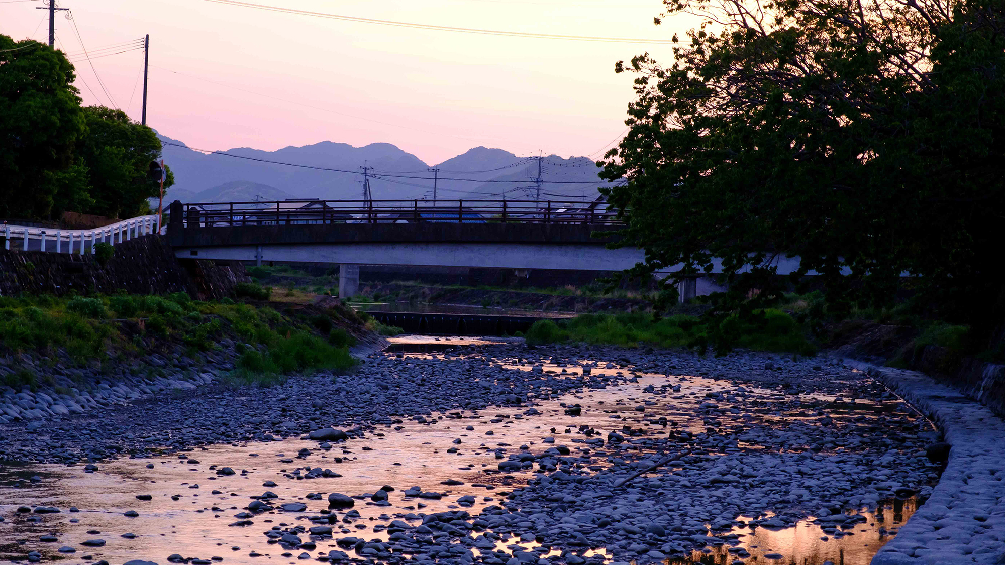 天気の良い日に庭から浜川河畔に出ますと満天の星を見て頂けます。