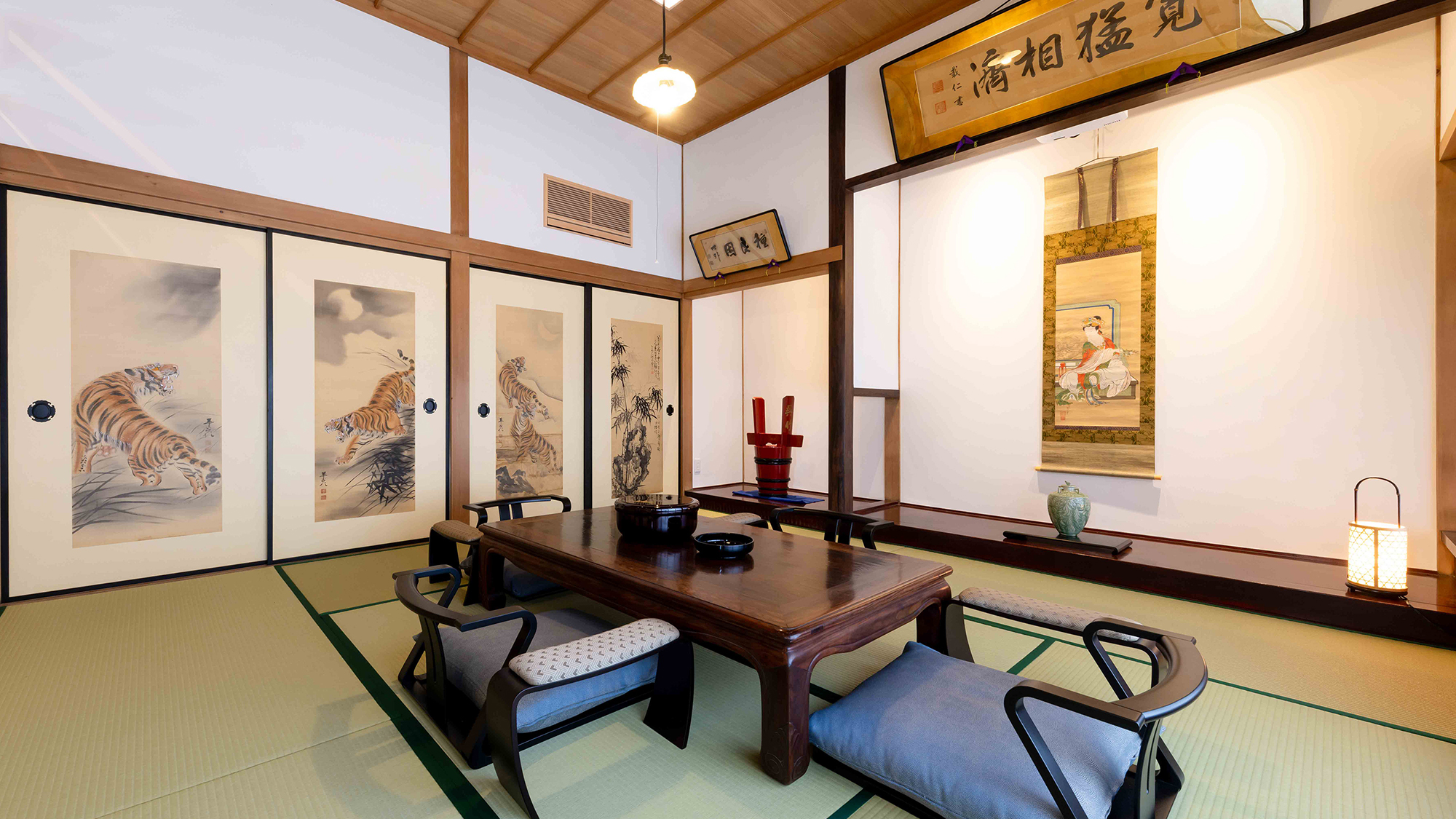 襖絵や書画に囲まれたお部屋でお寛ぎください。