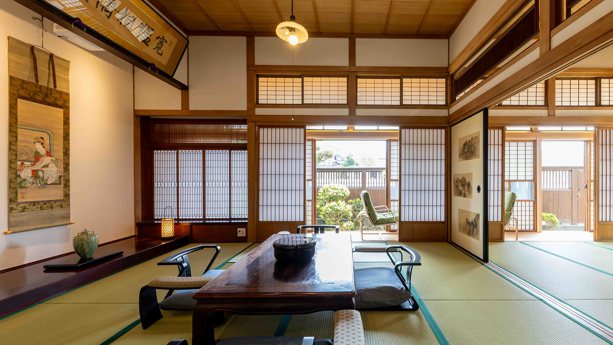 襖絵や書画に囲まれたお部屋でお寛ぎください。