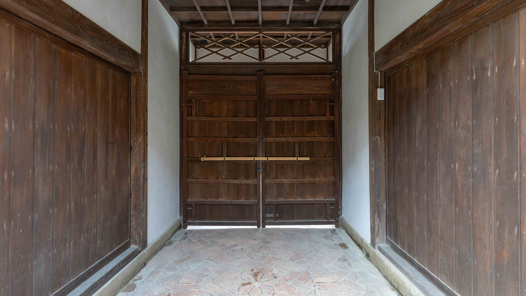 門内にバイクや自転車を収納のうえ、閉門も可能ですのでご安心してお休みいただけます。