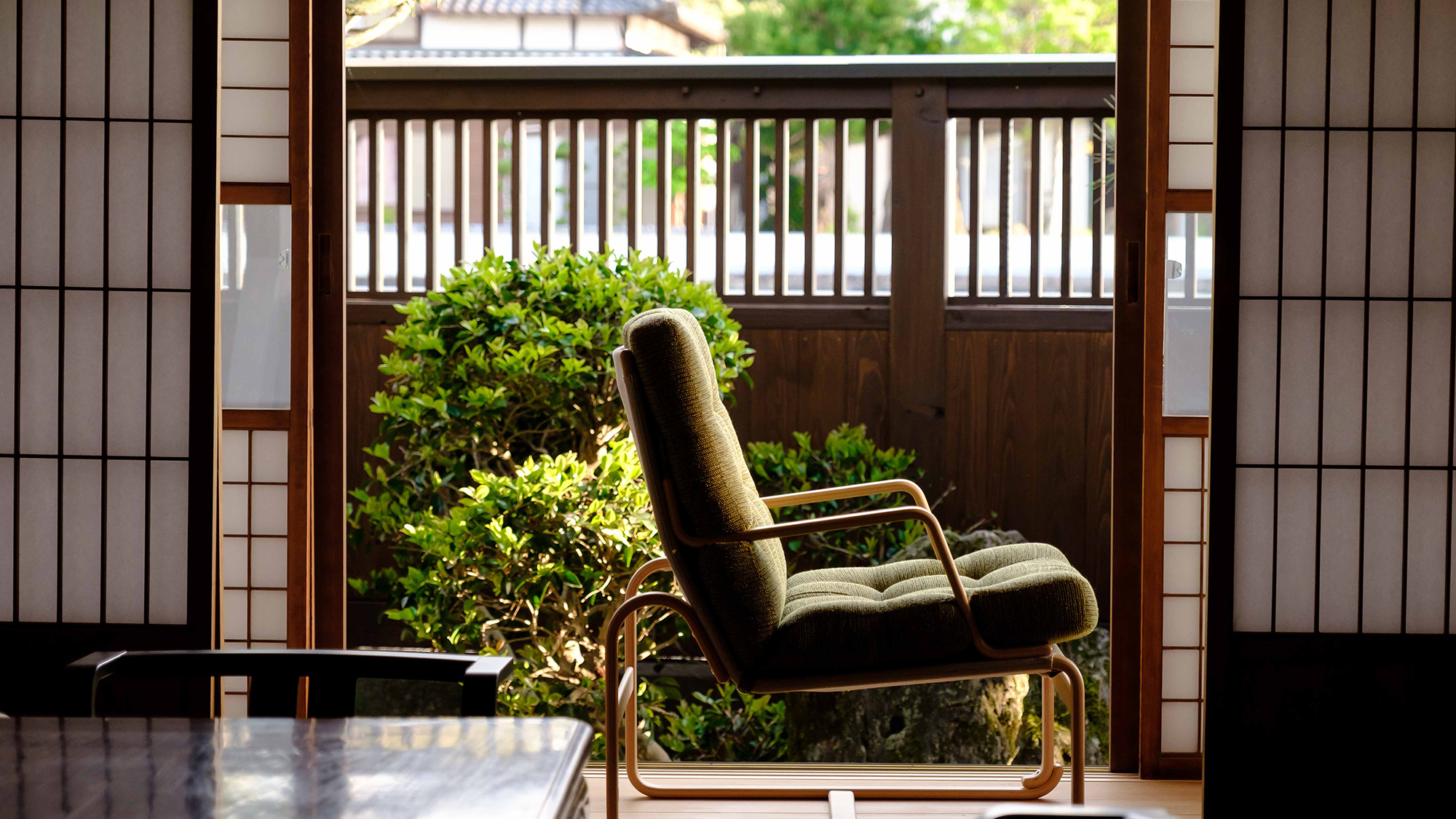縁側から庭を眺めておくつろぎください。