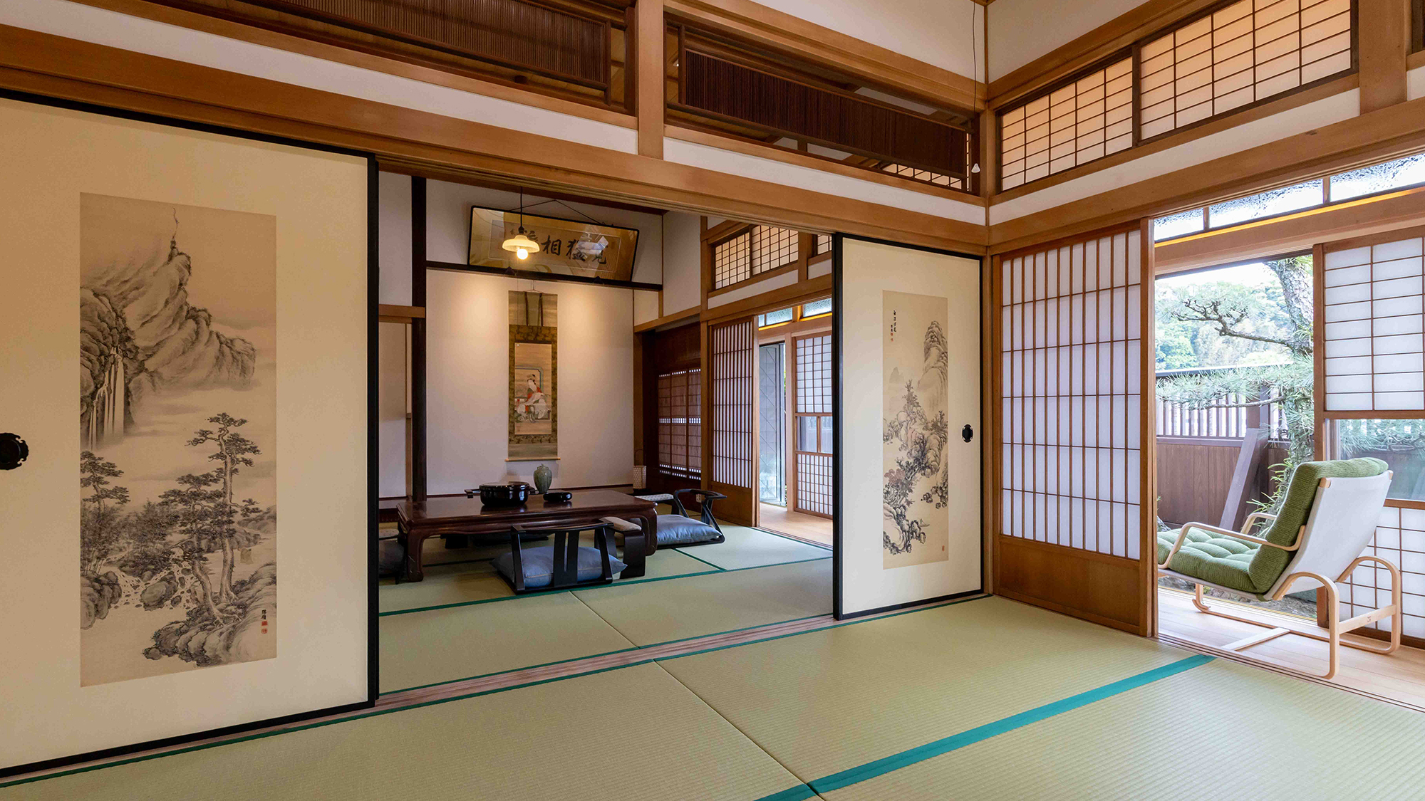 襖絵や書画に囲まれたお部屋でお寛ぎください。