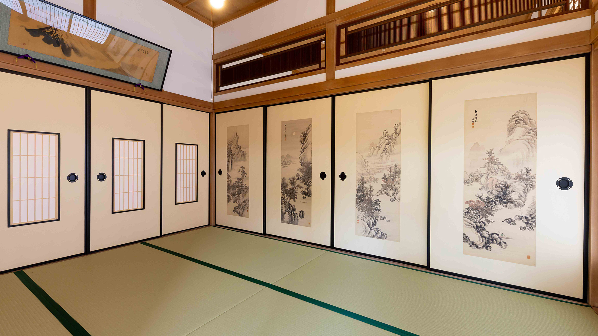 襖絵や書画に囲まれたお部屋