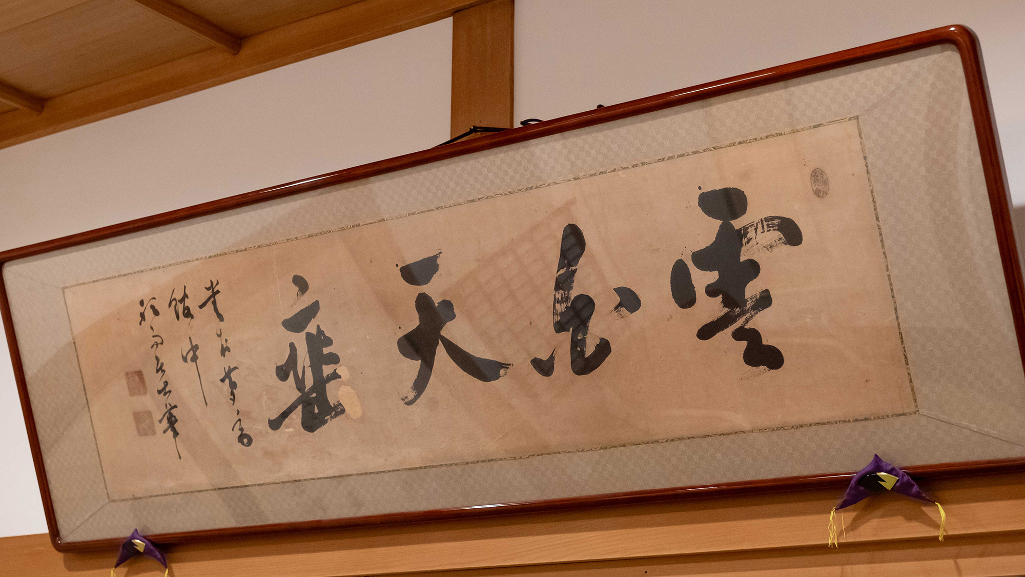 屋内の23枚の襖に31枚の虎や鶏、鯉や風景、書画が描かれています。