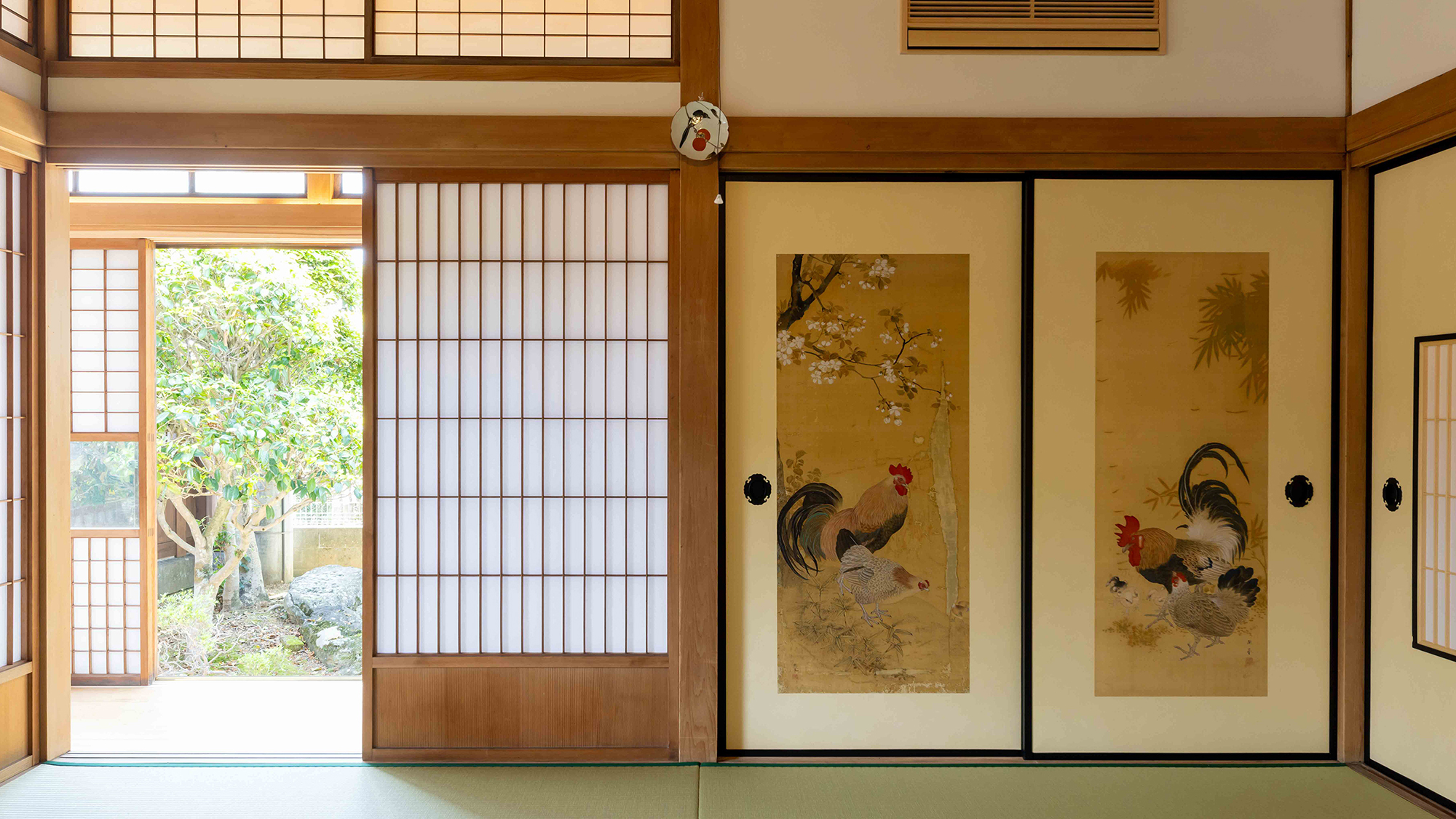 襖絵や書画に囲まれたお部屋でお寛ぎください。