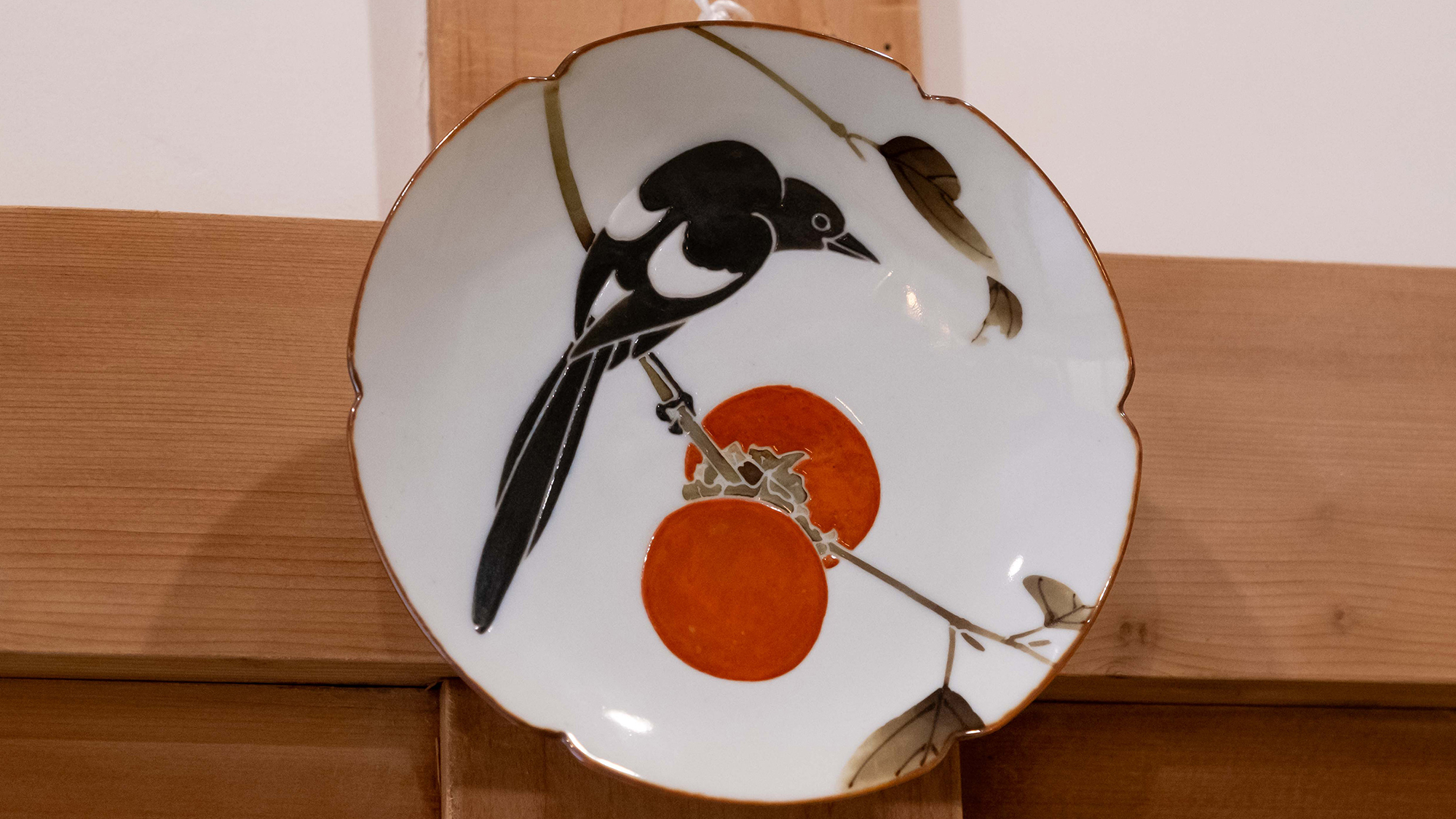 屋内の23枚の襖に31枚の虎や鶏、鯉や風景、書画が描かれています。