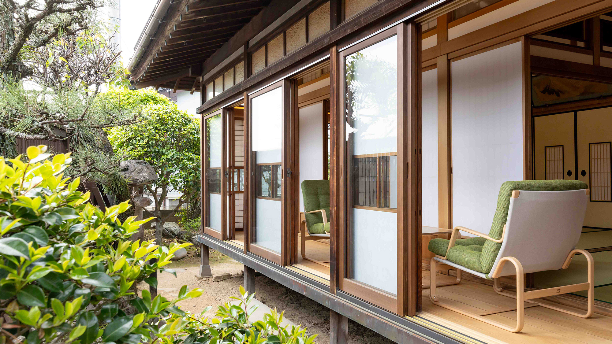 縁側から庭を眺めておくつろぎください。