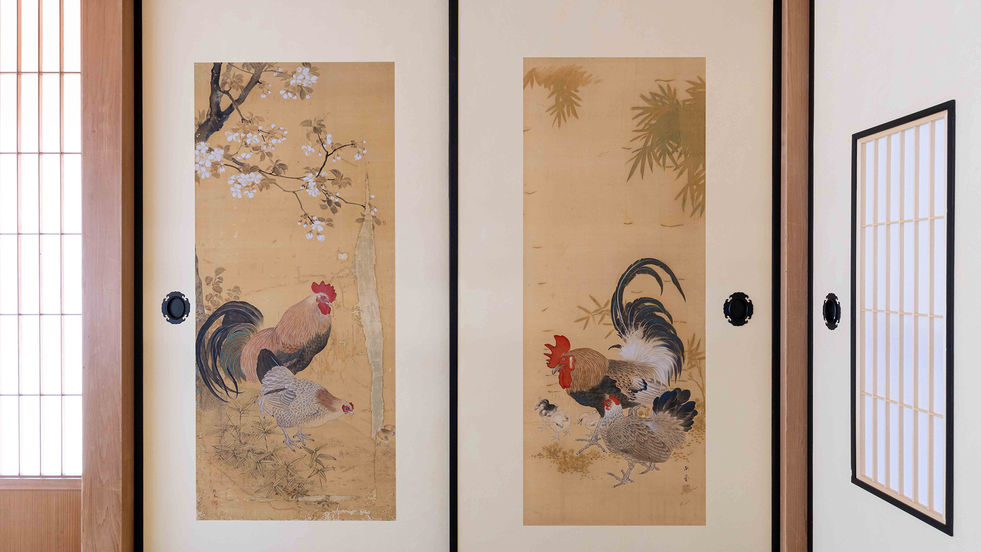 屋内の23枚の襖に31枚の虎や鶏、鯉や風景、書画が描かれています。