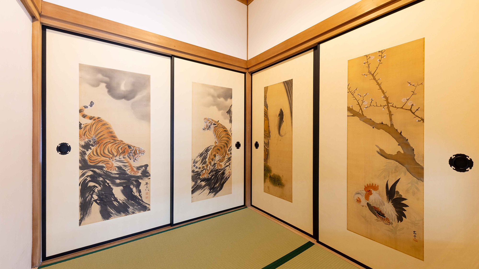 屋内の23枚の襖に31枚の虎や鶏、鯉や風景、書画が描かれています。
