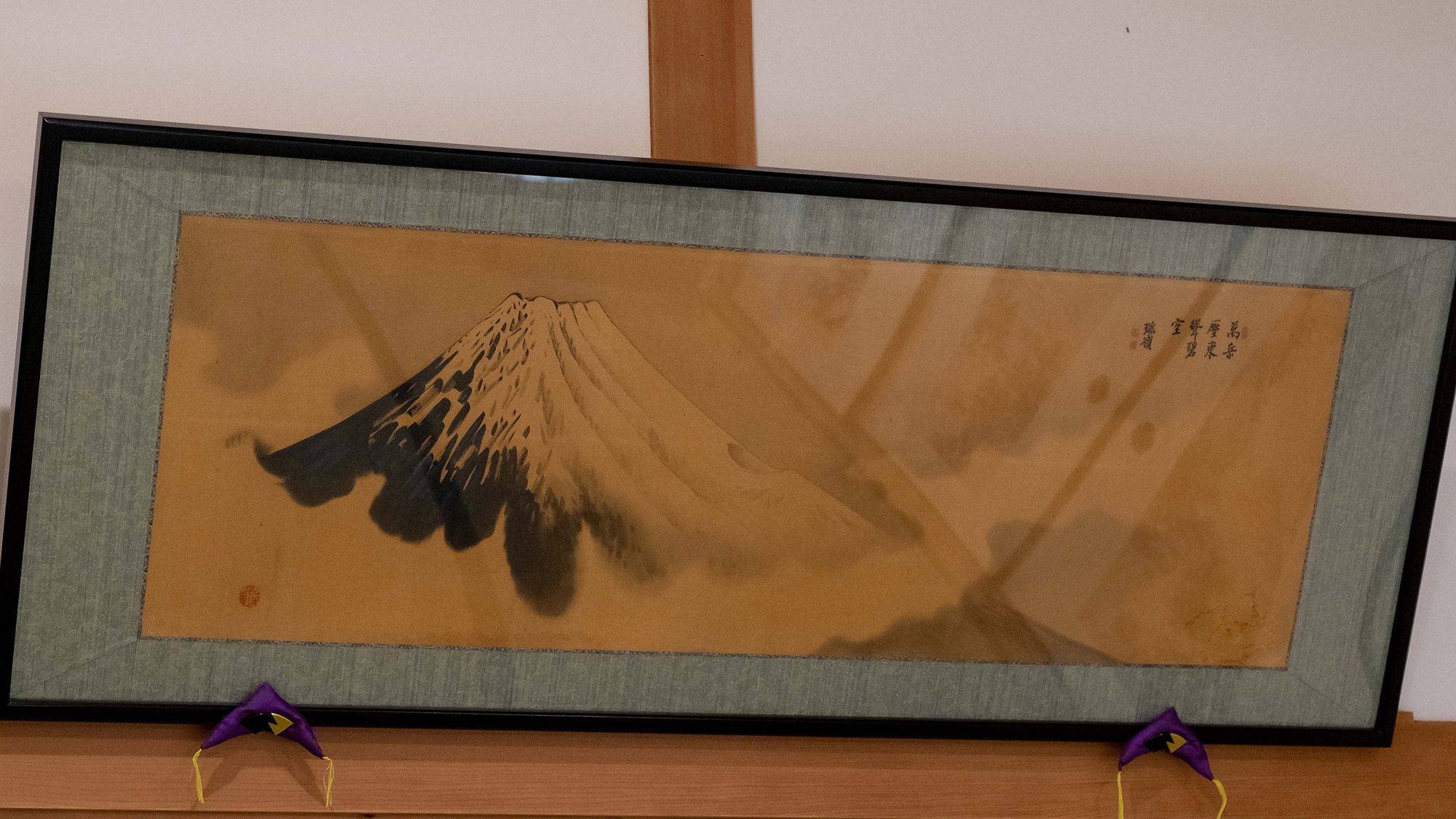 屋内の23枚の襖に31枚の虎や鶏、鯉や風景、書画が描かれています。