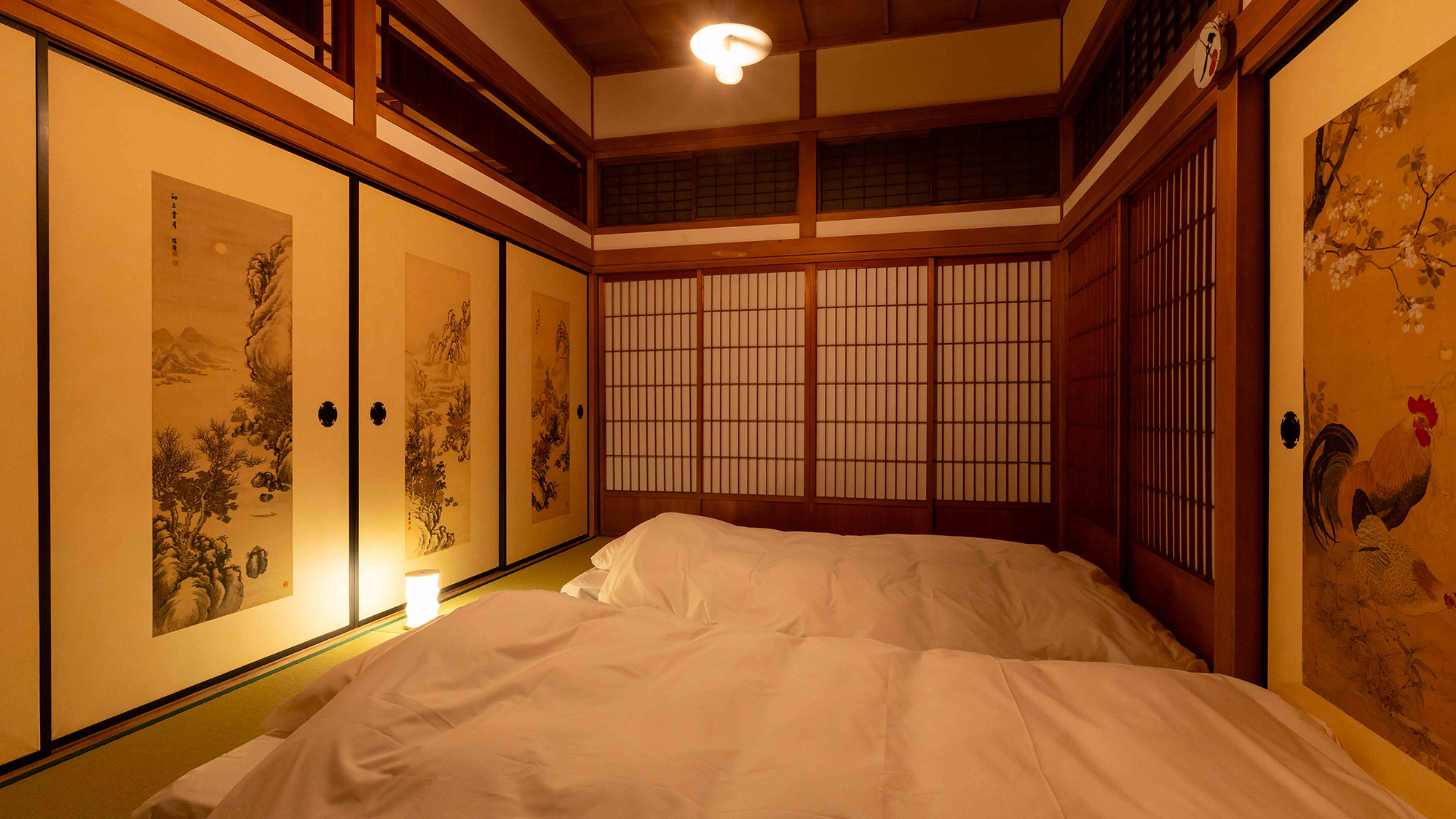 襖絵や書画に囲まれたお部屋でお寛ぎください。