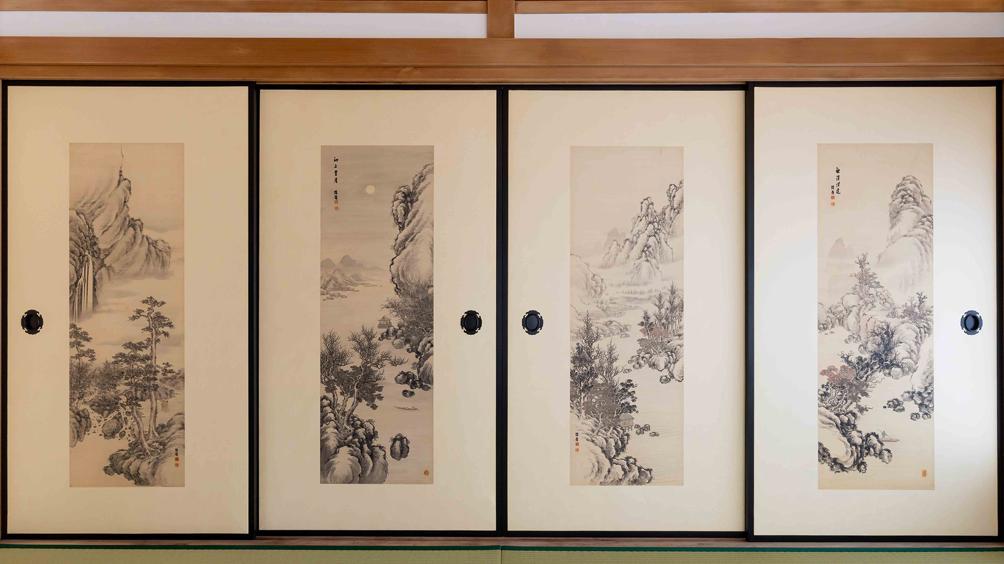 屋内の23枚の襖に31枚の虎や鶏、鯉や風景、書画が描かれています。