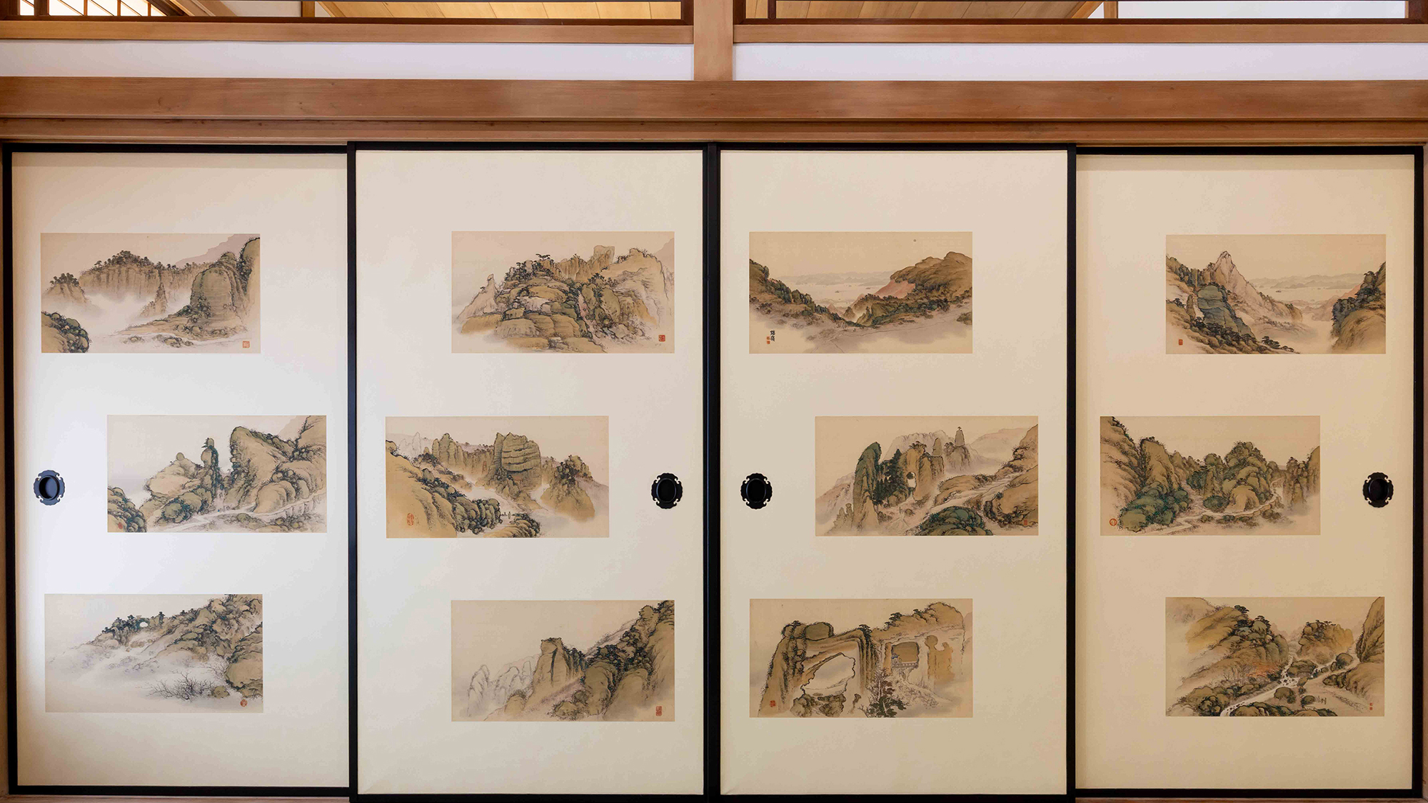 屋内の23枚の襖に31枚の虎や鶏、鯉や風景、書画が描かれています。