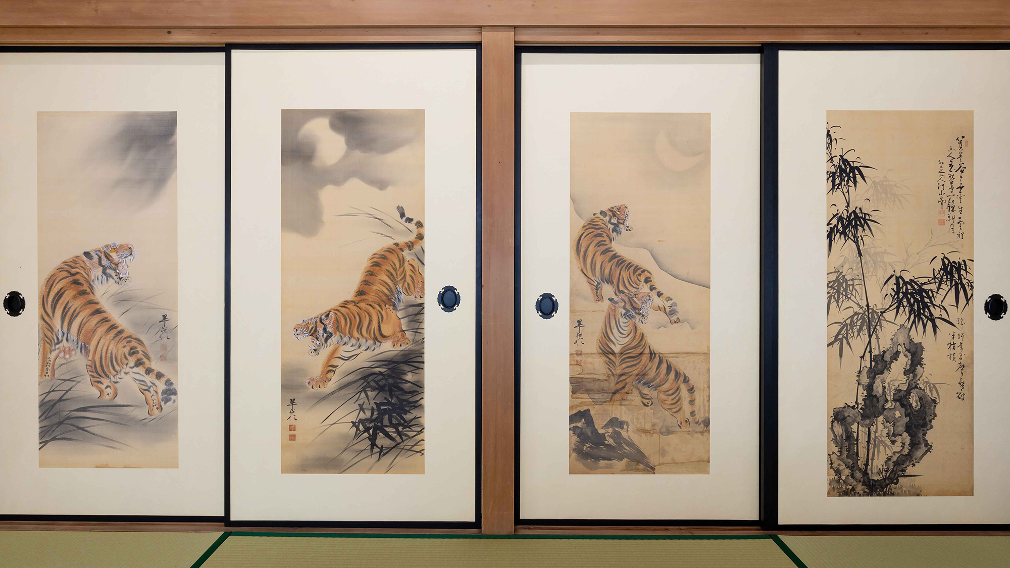 屋内の23枚の襖に31枚の虎や鶏、鯉や風景、書画が描かれています。