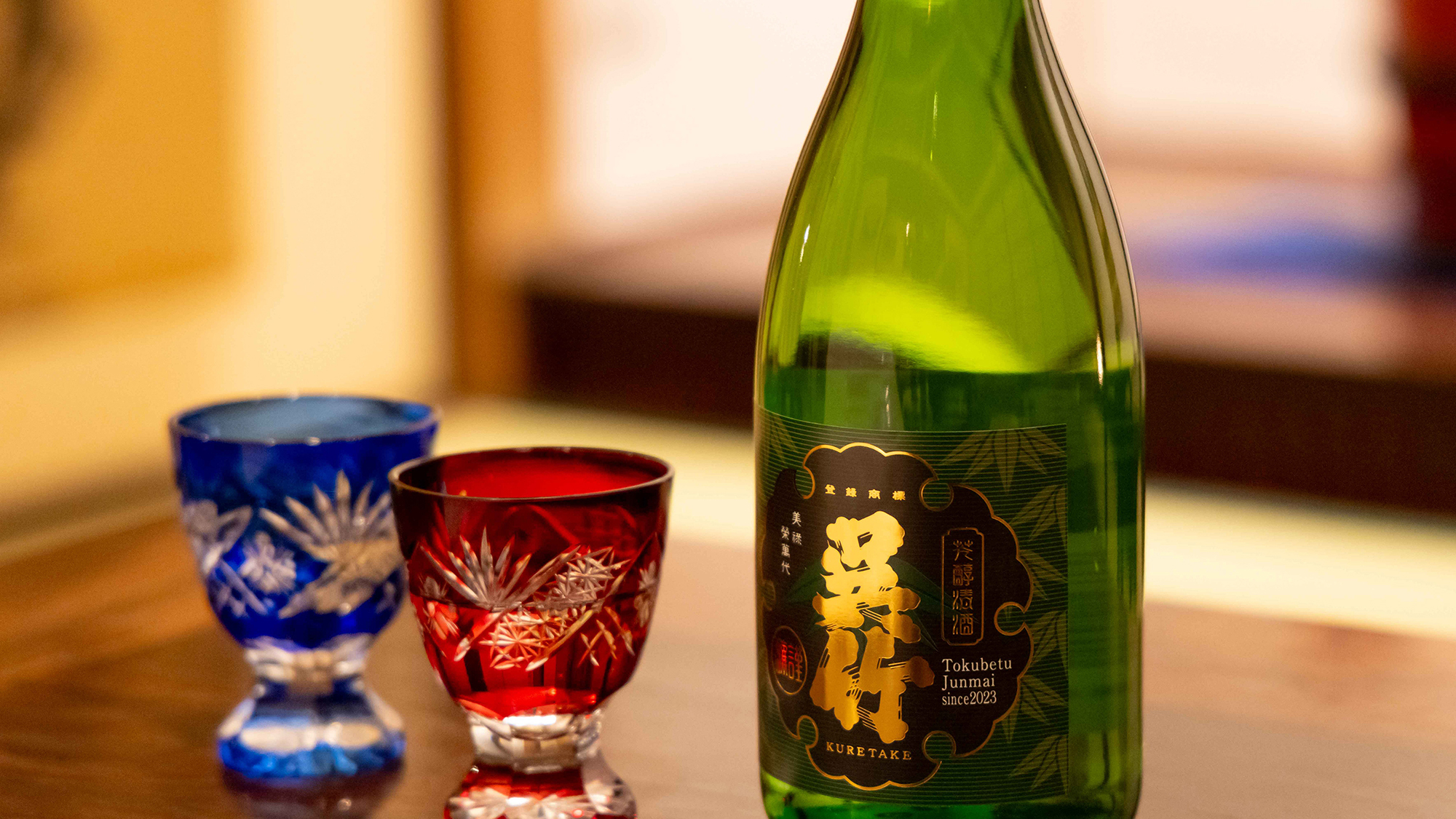 冷蔵庫にはミネラルウォーターと特別純米酒呉竹720mlをご用意しております。