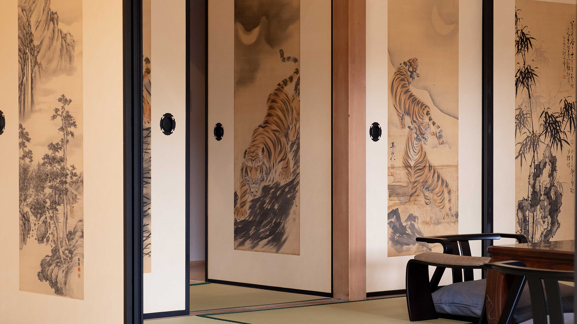 襖絵や書画に囲まれたお部屋でお寛ぎください。