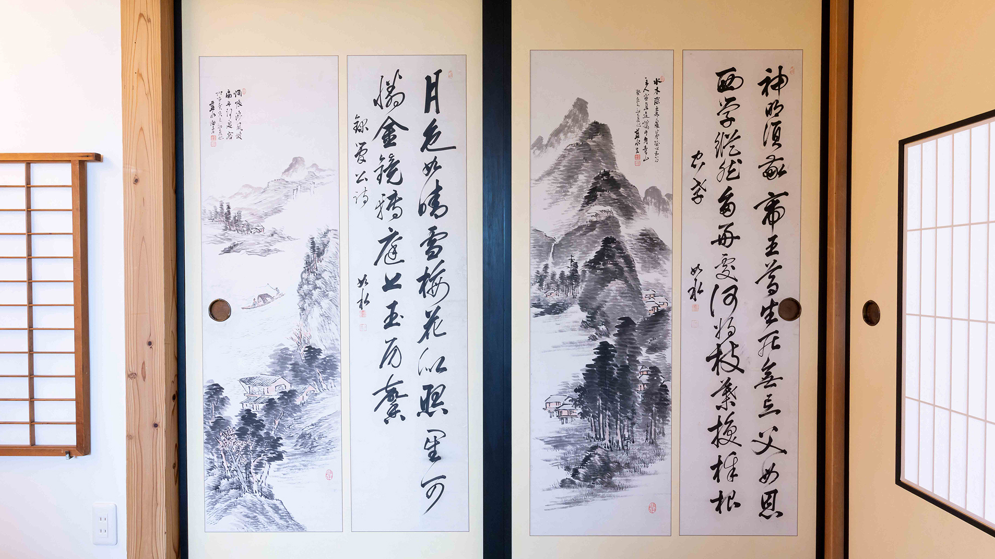 屋内の23枚の襖に31枚の虎や鶏、鯉や風景、書画が描かれています。