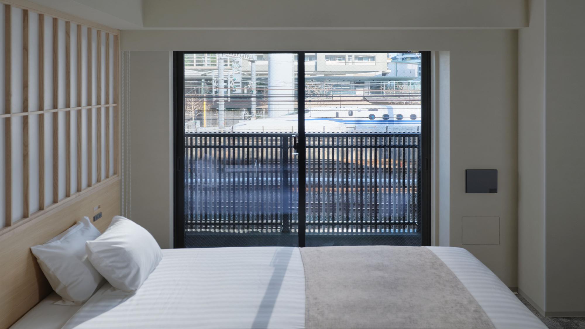 スーペリアファミリールームからの眺望※客室・階層によって列車の見え方や見える列車の種類が異なります