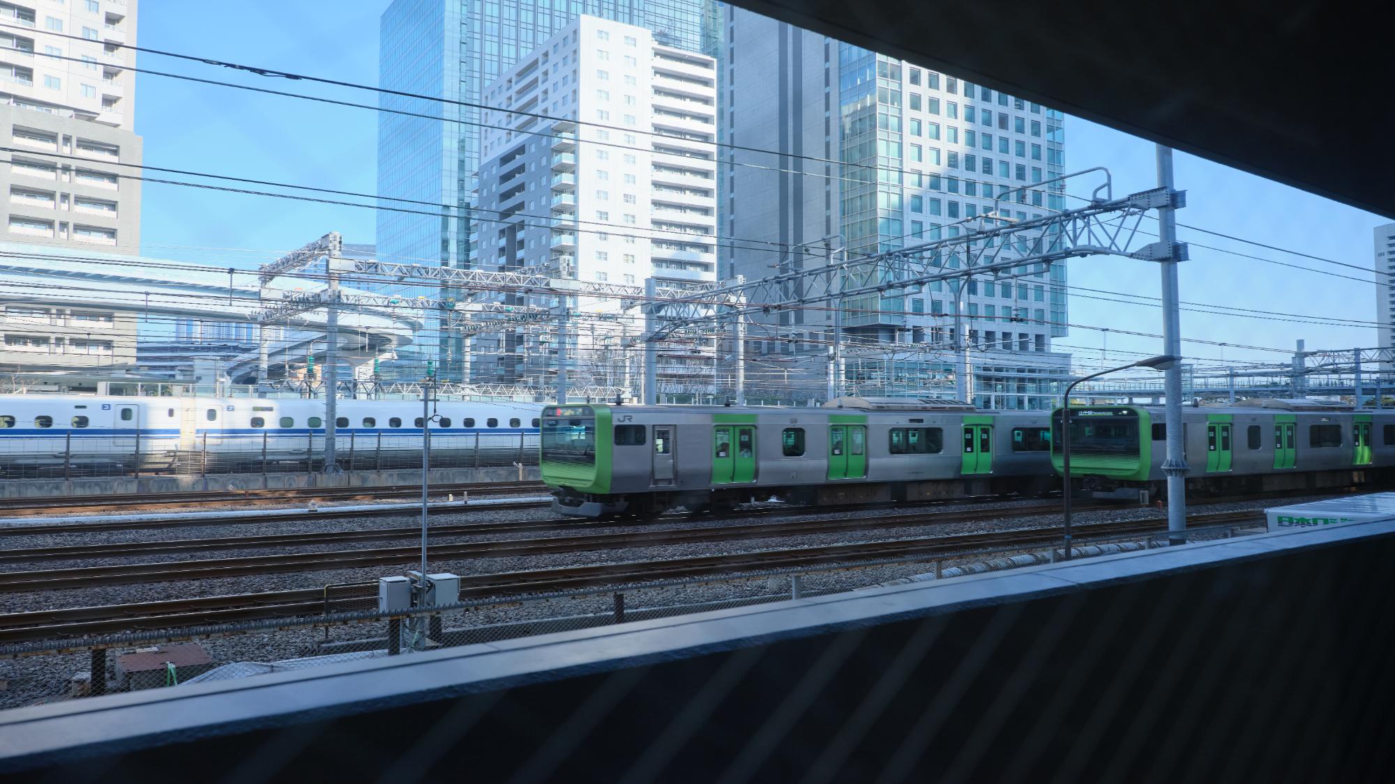 スーペリアファミリールームからの眺望※客室・階層によって列車の見え方や見える列車の種類が異なります