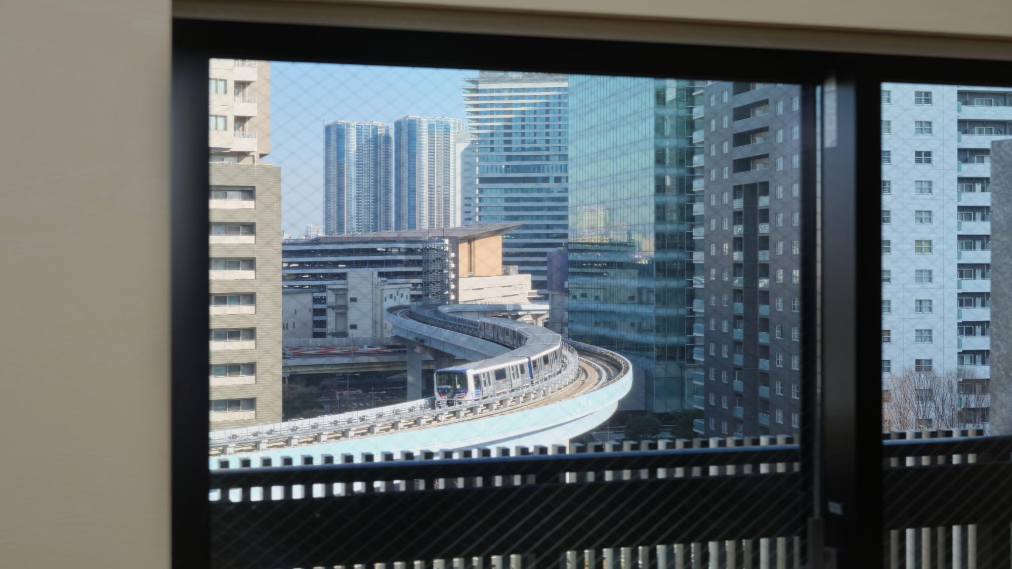 スーペリアファミリールームからの眺望※客室・階層によって列車の見え方や見える列車の種類が異なります